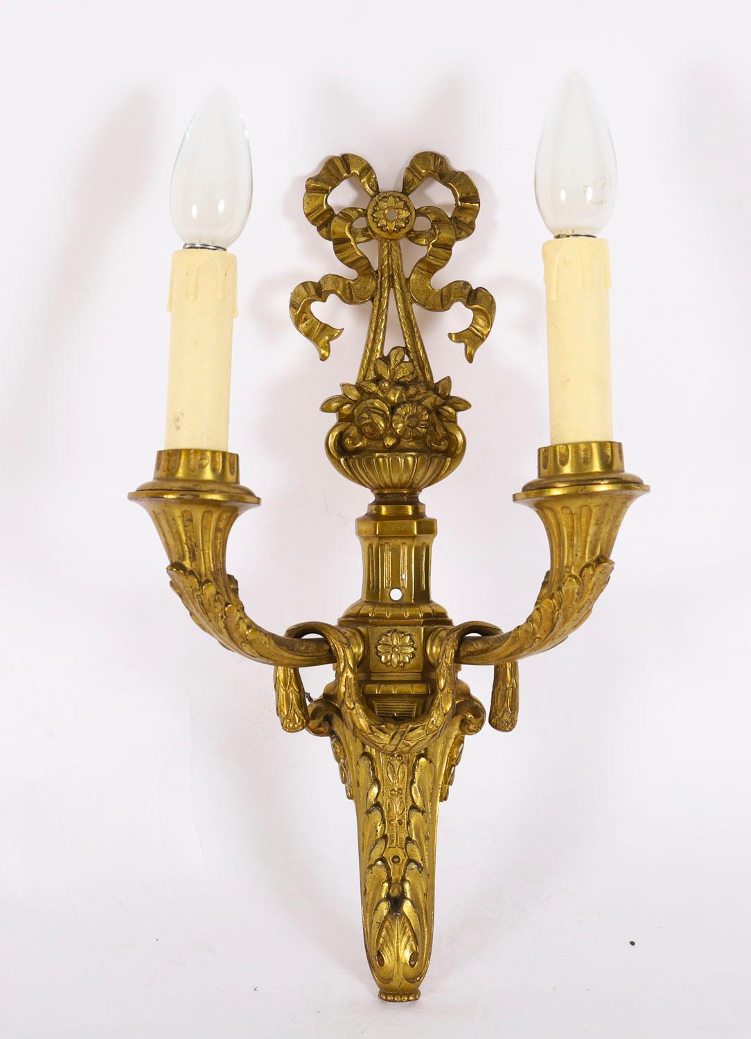 Antique Paire d'appliques en bronze doré à 2 branches de style néo-louisianais 19ème siècle en vente 8