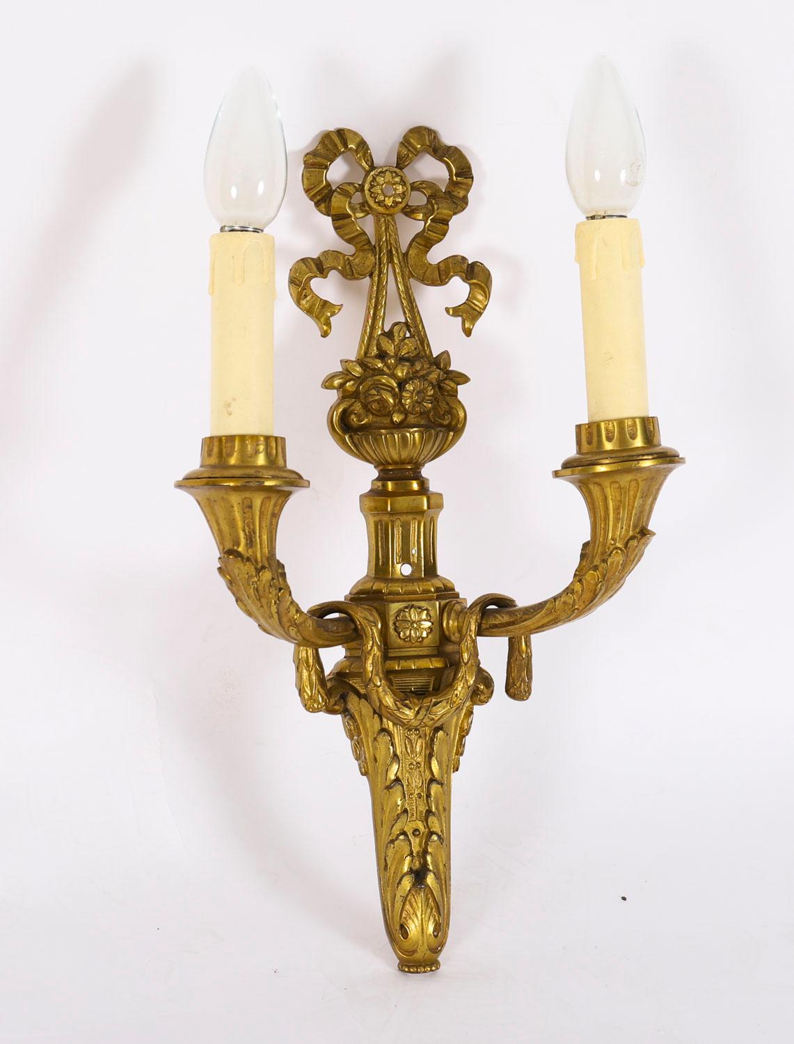 Il s'agit d'une superbe paire d'appliques décoratives anciennes en bronze doré, de style Louis Revival, datant d'environ 1890.
 
Chaque applique présente une plaque arrière ornée de rubans et d'acanthes, ainsi que des bras à enroulement se terminant