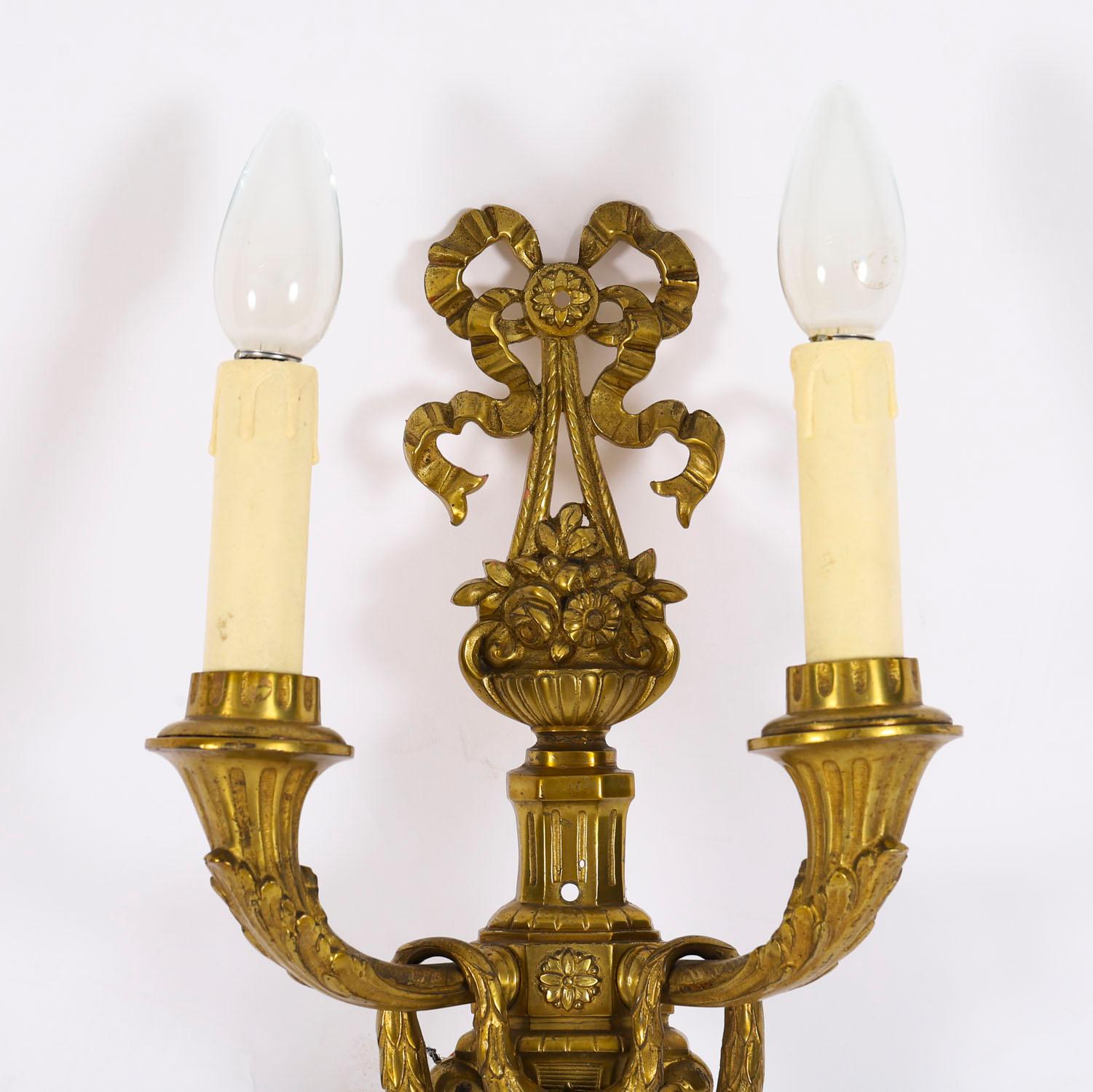 Français Antique Paire d'appliques en bronze doré à 2 branches de style néo-louisianais 19ème siècle en vente