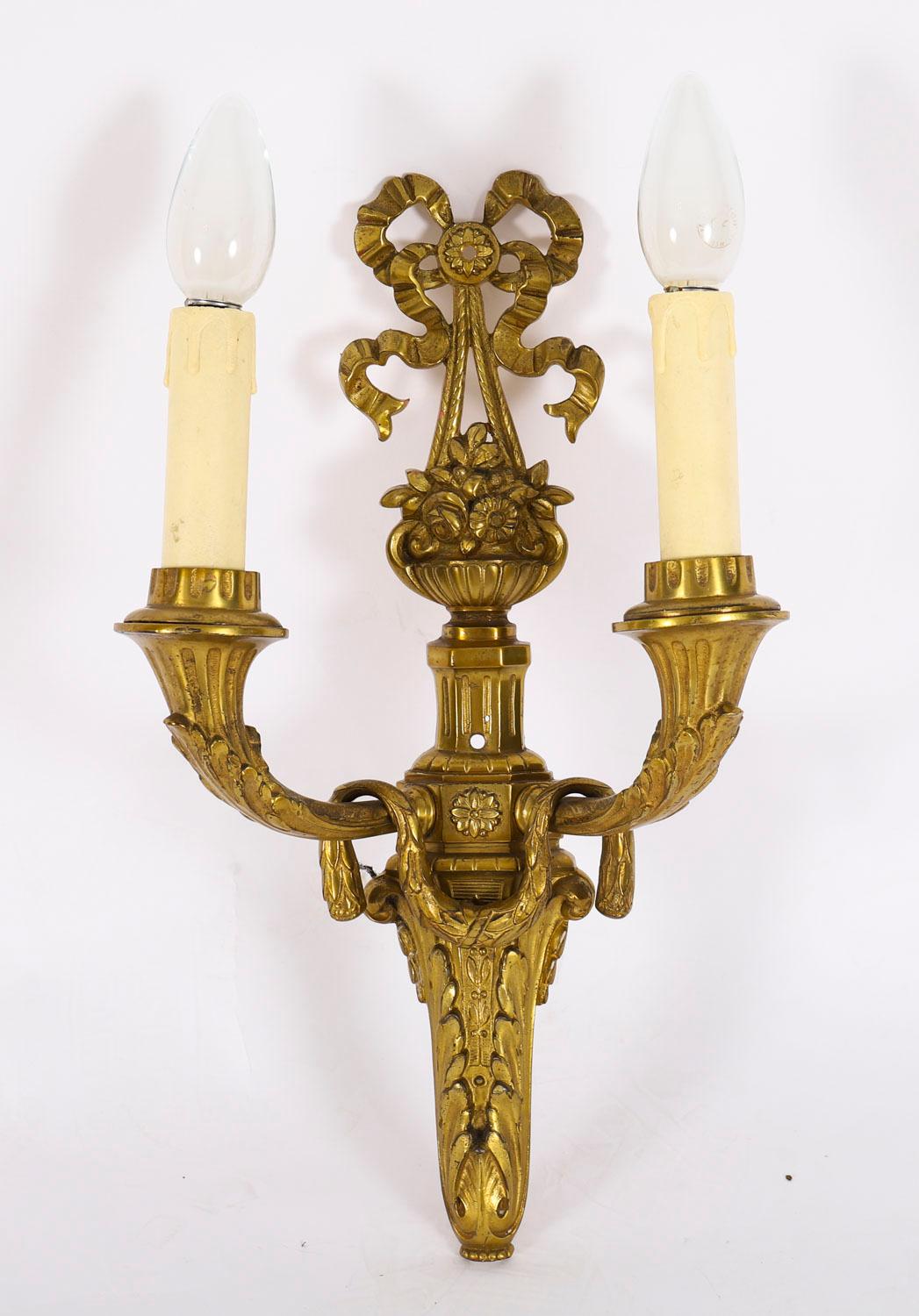 Bronze doré Antique Paire d'appliques en bronze doré à 2 branches de style néo-louisianais 19ème siècle en vente