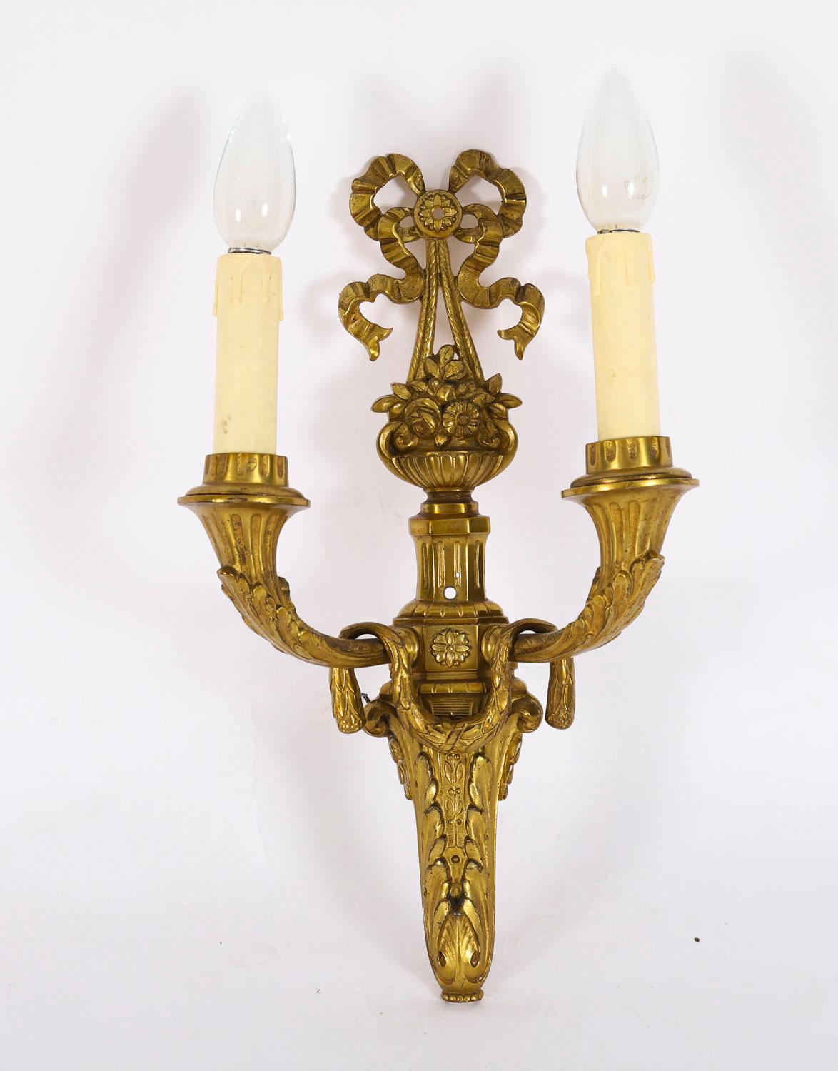 Antique Paire d'appliques en bronze doré à 2 branches de style néo-louisianais 19ème siècle en vente 1