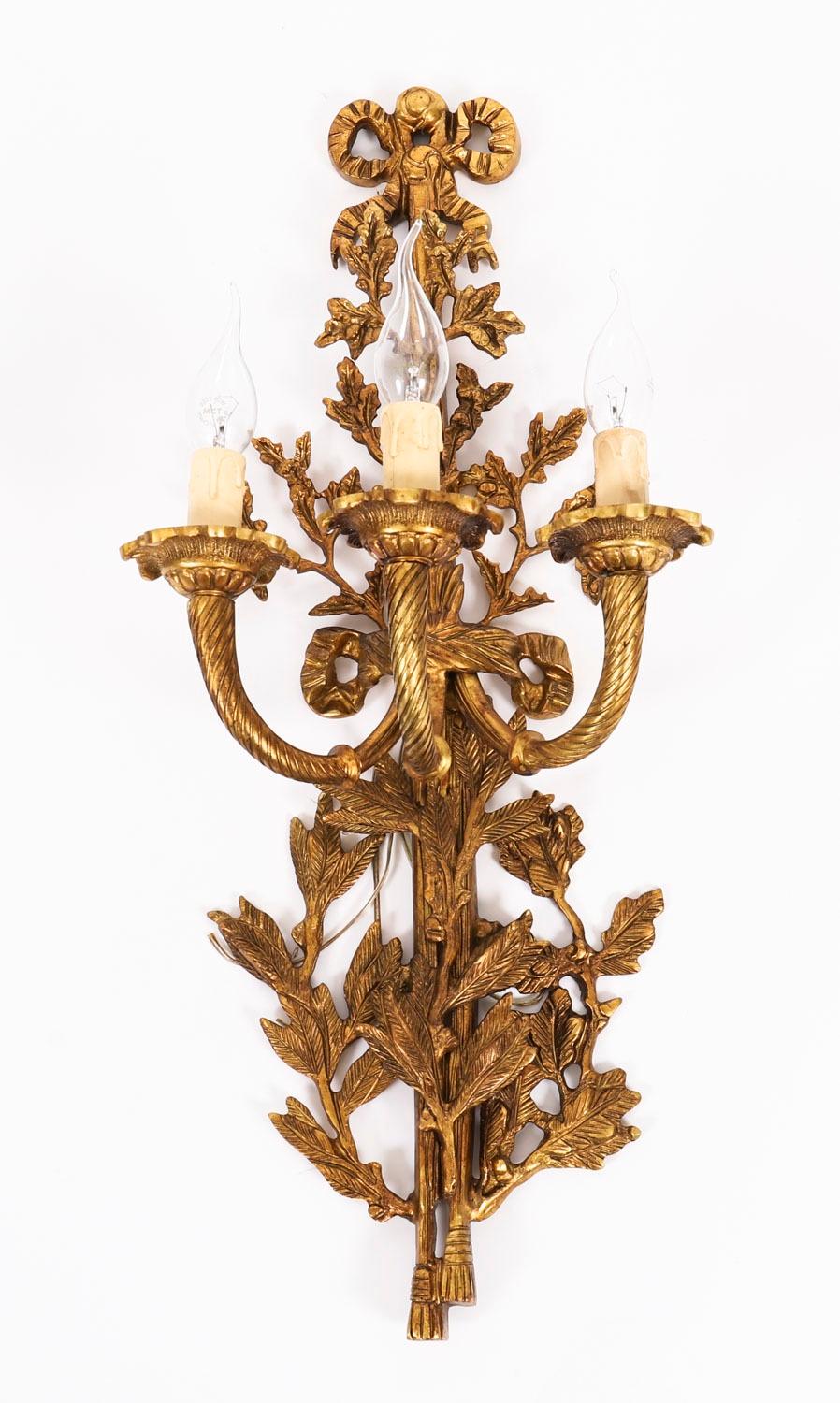 Una superba coppia di antiche lampade da parete a tre rami in ormolu Louis revival, datate circa 1920.

Ognuno di essi presenta tre bracci a spirale su piastre posteriori decorate con foglie di Oak e sormontate da grandi fiocchi e sono costruiti in