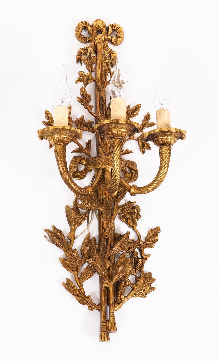 Coppia di applique francesi Louis Revival a 3 rami in ormolu del XX secolo In condizioni buone in vendita a London, GB