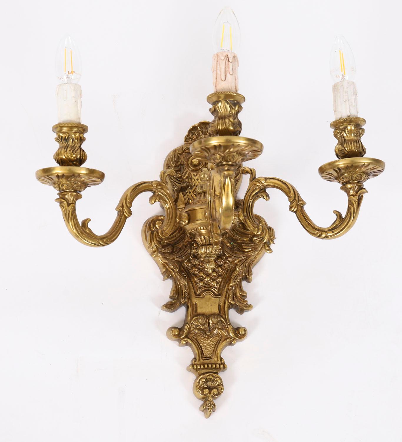 Francese Coppia di applique francesi Louis Revival a 3 rami in ormolu del XX secolo in vendita