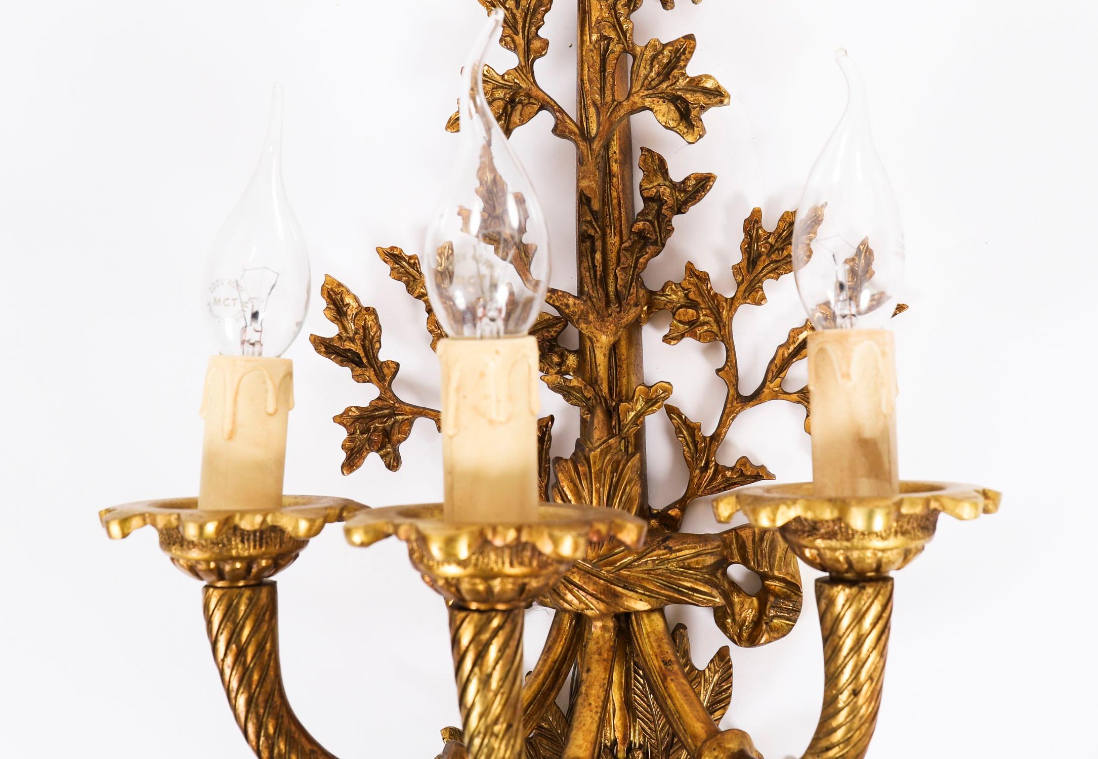 Inizio XX secolo Coppia di applique francesi Louis Revival a 3 rami in ormolu del XX secolo in vendita