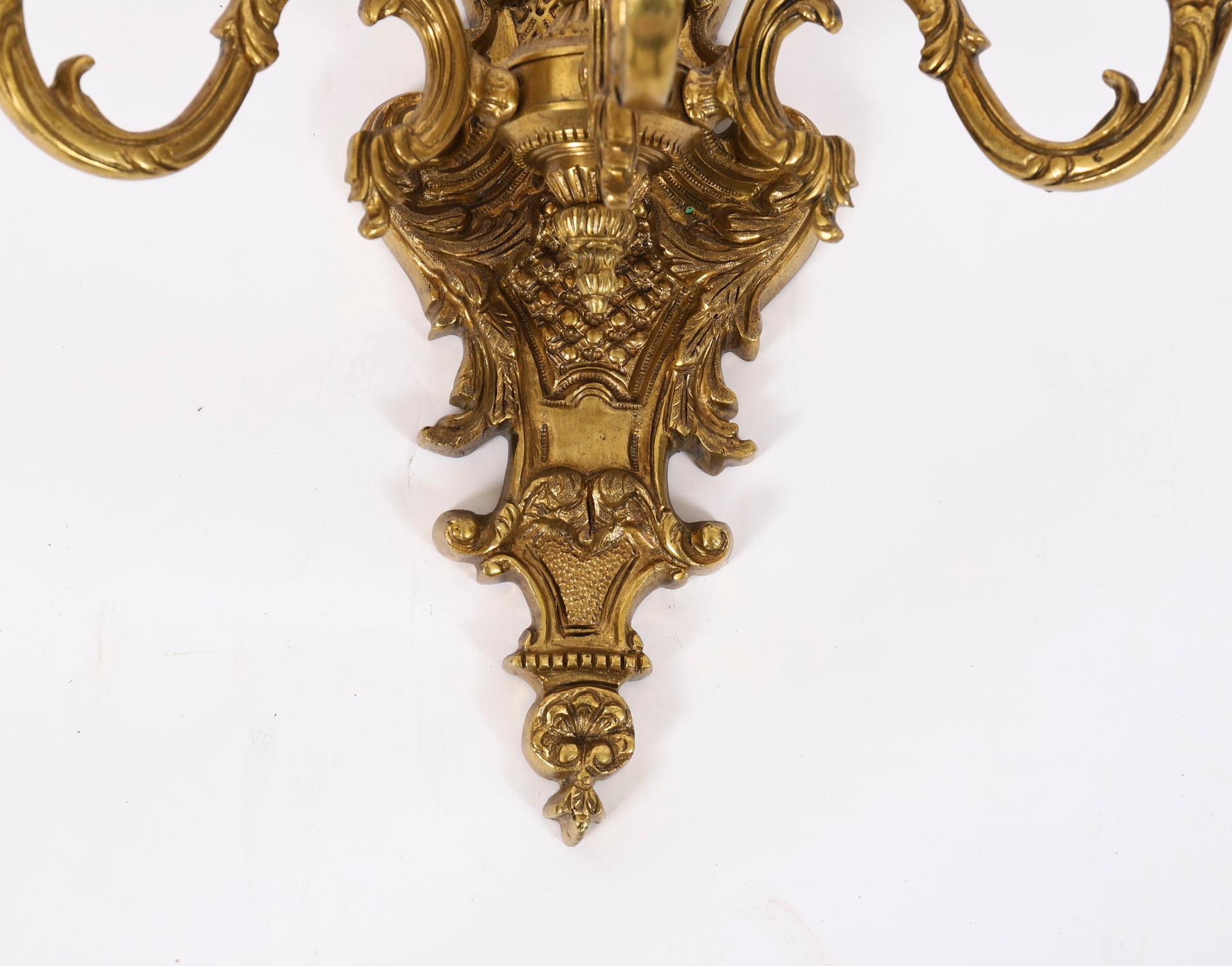 Dorato Coppia di applique francesi Louis Revival a 3 rami in ormolu del XX secolo in vendita