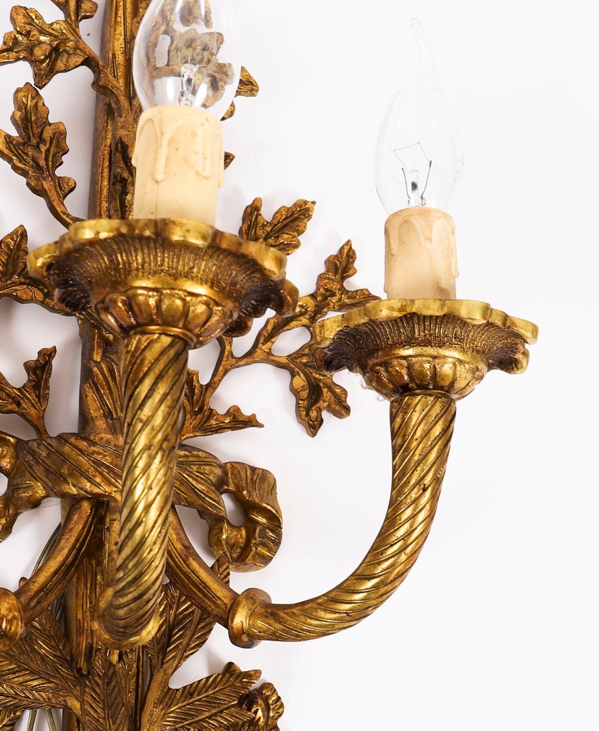 Similoro Coppia di applique francesi Louis Revival a 3 rami in ormolu del XX secolo in vendita