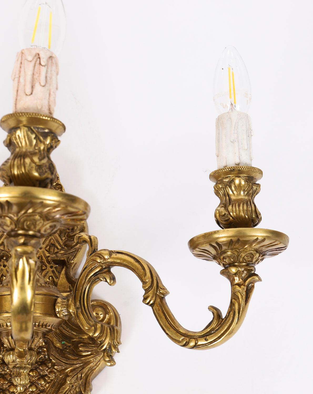 Coppia di applique francesi Louis Revival a 3 rami in ormolu del XX secolo In condizioni buone in vendita a London, GB