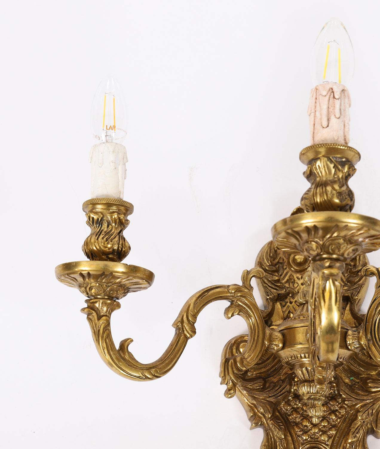 Similoro Coppia di applique francesi Louis Revival a 3 rami in ormolu del XX secolo in vendita