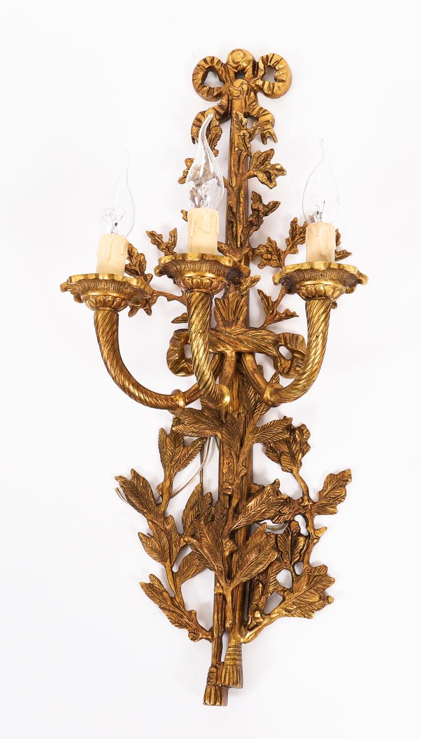 Coppia di applique francesi Louis Revival a 3 rami in ormolu del XX secolo in vendita 2