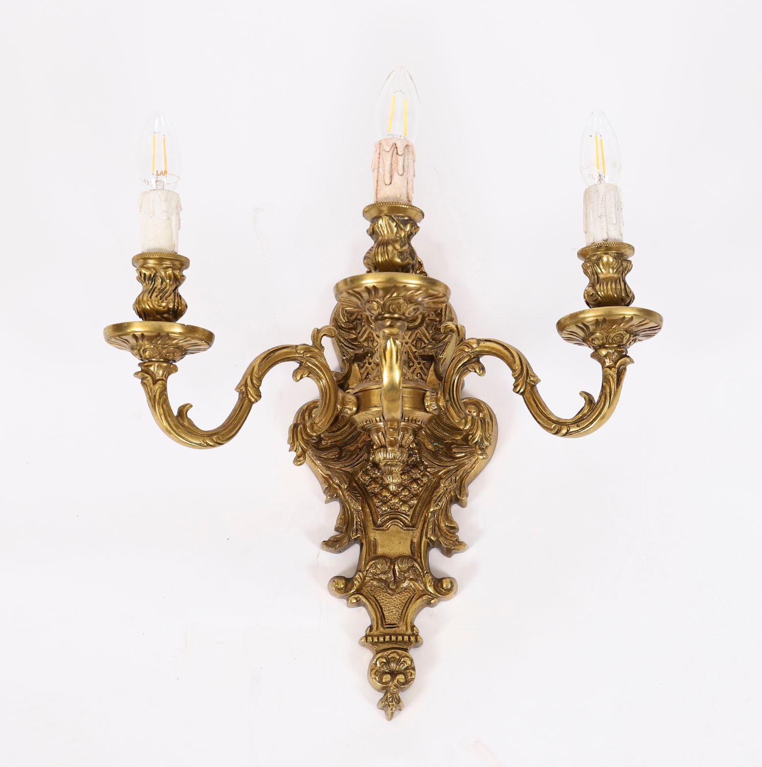 Coppia di applique francesi Louis Revival a 3 rami in ormolu del XX secolo in vendita 1