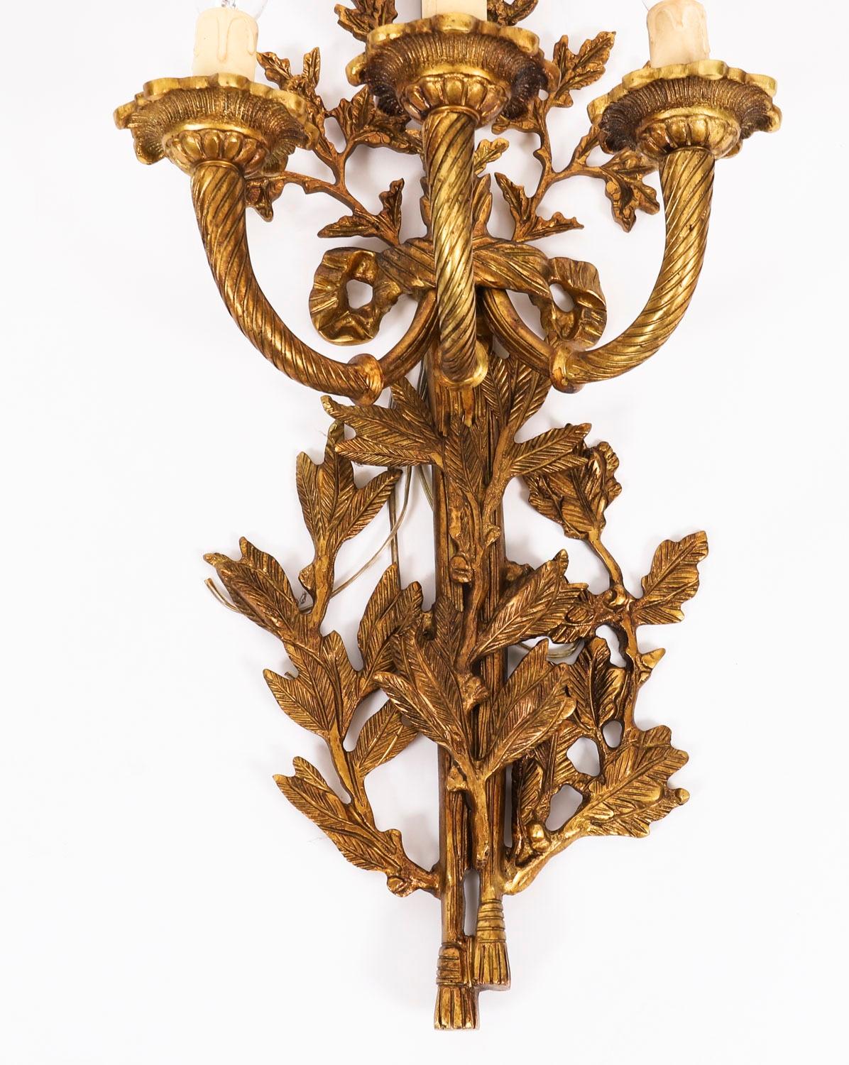 Coppia di applique francesi Louis Revival a 3 rami in ormolu del XX secolo in vendita 3