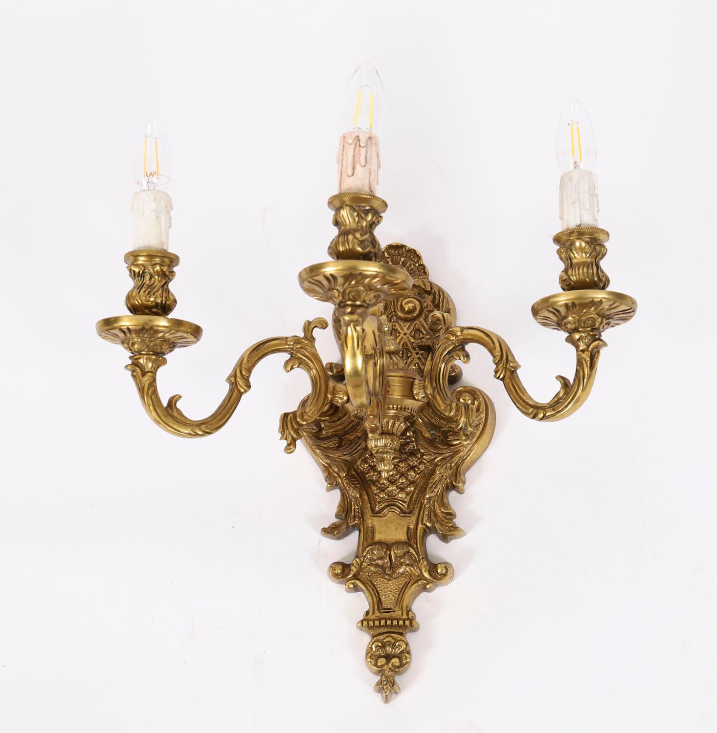 Coppia di applique francesi Louis Revival a 3 rami in ormolu del XX secolo in vendita 2