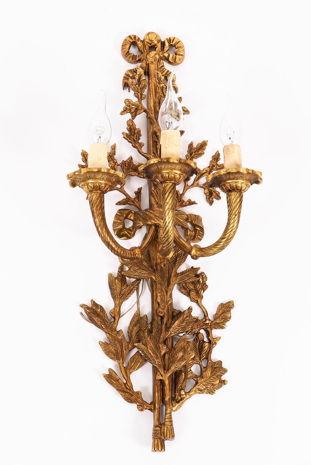 Coppia di applique francesi Louis Revival a 3 rami in ormolu del XX secolo in vendita 4
