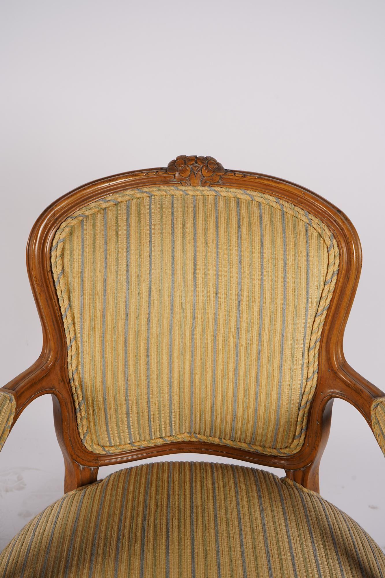 Antiguo Par de Fauteuils Franceses de Madera de Haya Estilo Luis XV Principios del Siglo XX Francés en venta