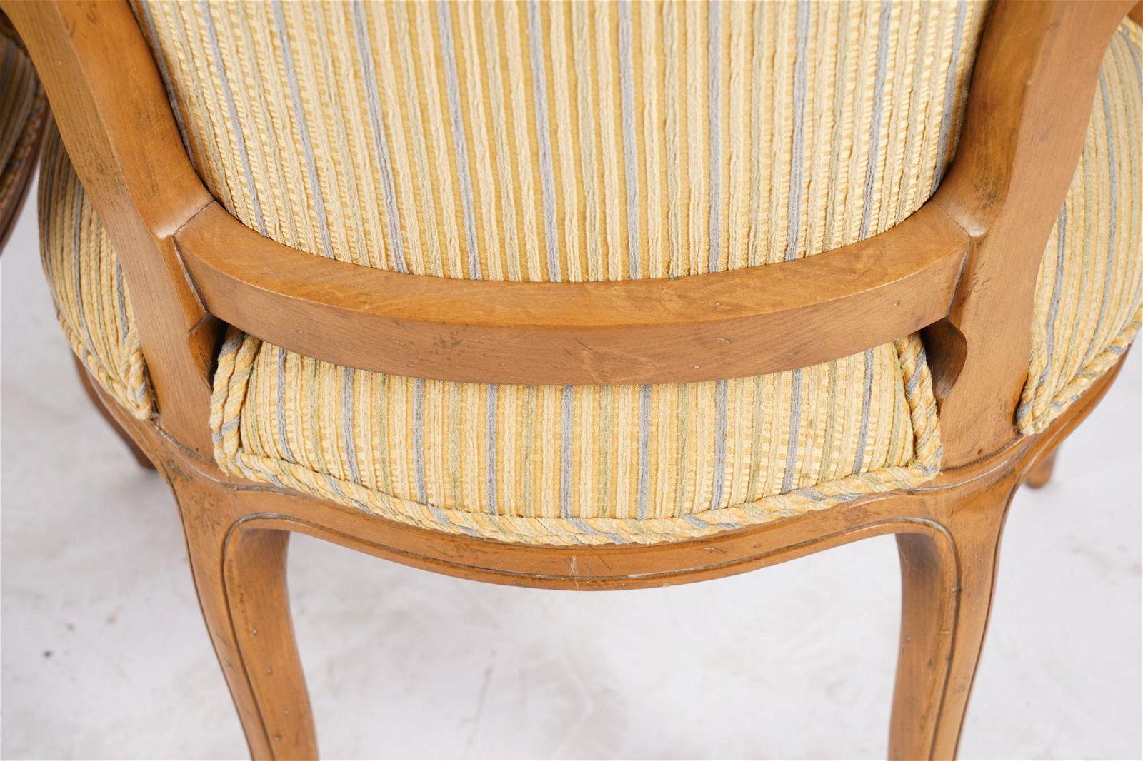 Antiguo Par de Fauteuils Franceses de Madera de Haya Estilo Luis XV Principios del Siglo XX Tallado a mano en venta