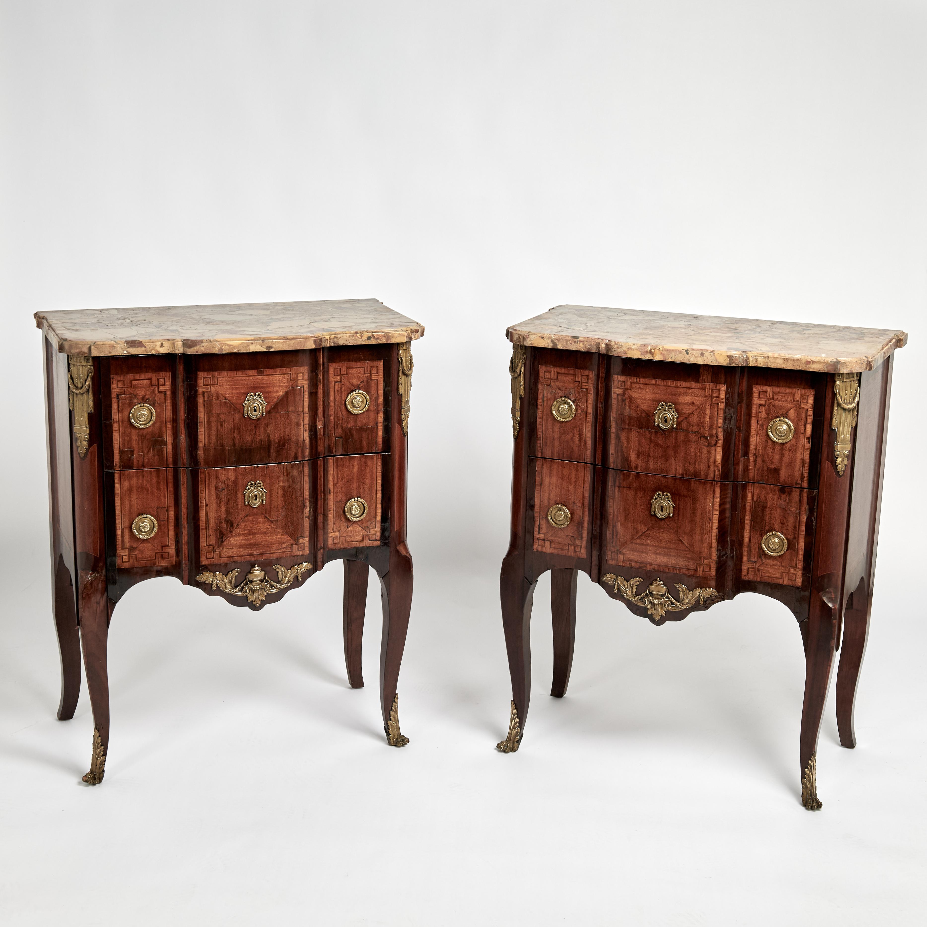 Impressionante coppia di cassapanche francesi del XIX secolo realizzate in legni esotici, tra cui mogano e kingwood, con piani originali in marmo smussato, cassettiere a due cassetti con intarsi geometrici tutt'intorno, ferramenta neoclassica in