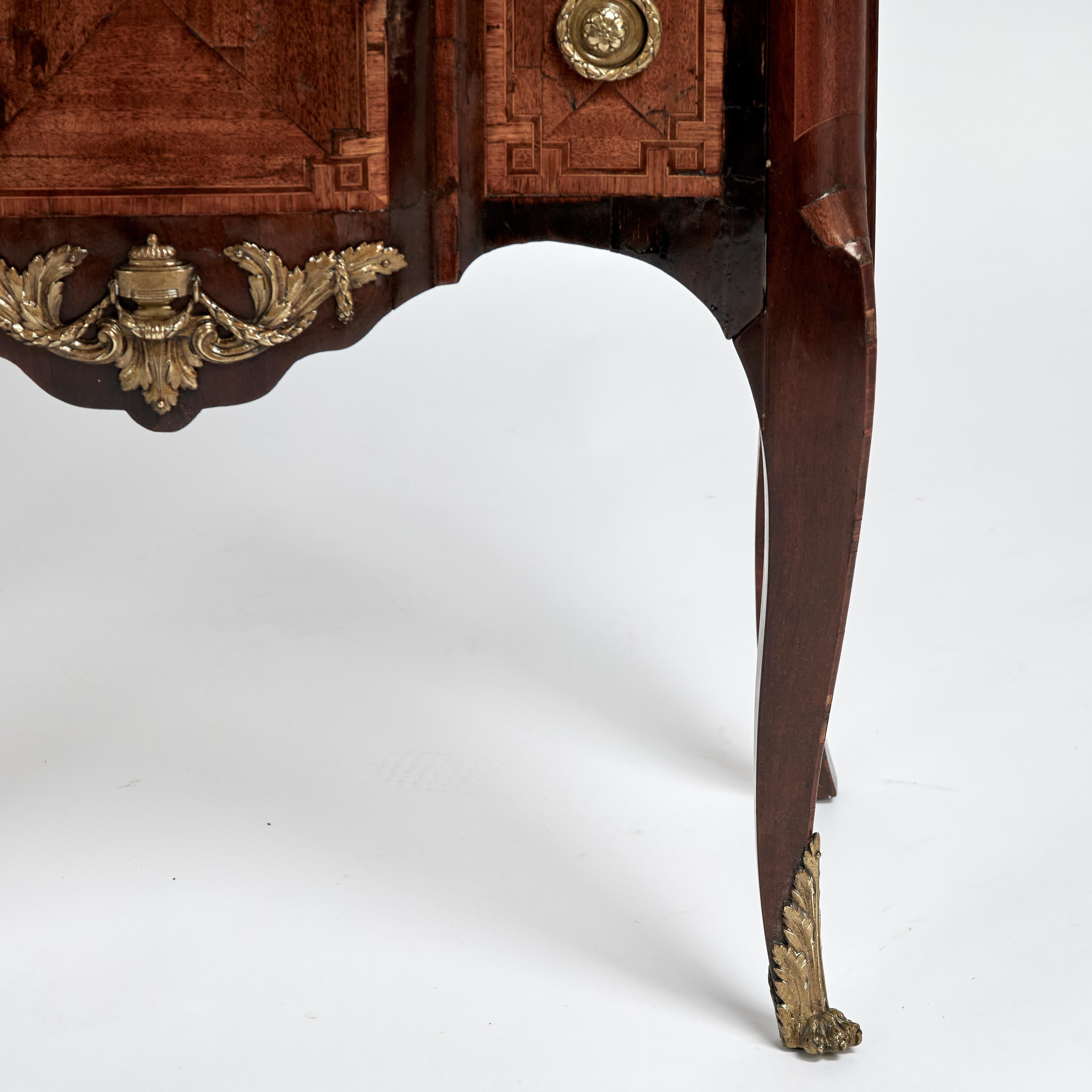 Coppia di cassapanche francesi intarsiate con piano in marmo in stile Luigi XV in vendita 2
