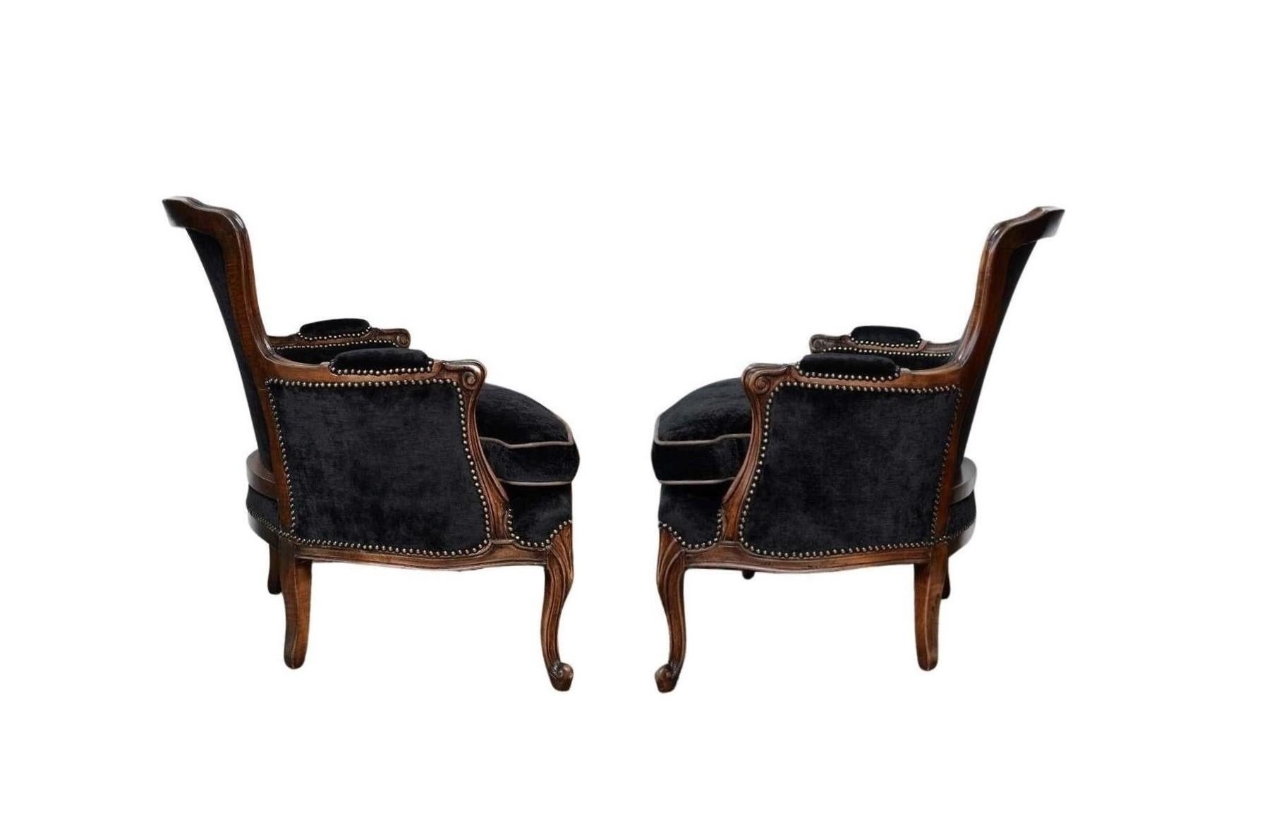 Paire d'anciennes chaises Bergere Louis XV tapissées Excellent état - En vente à Dallas, TX