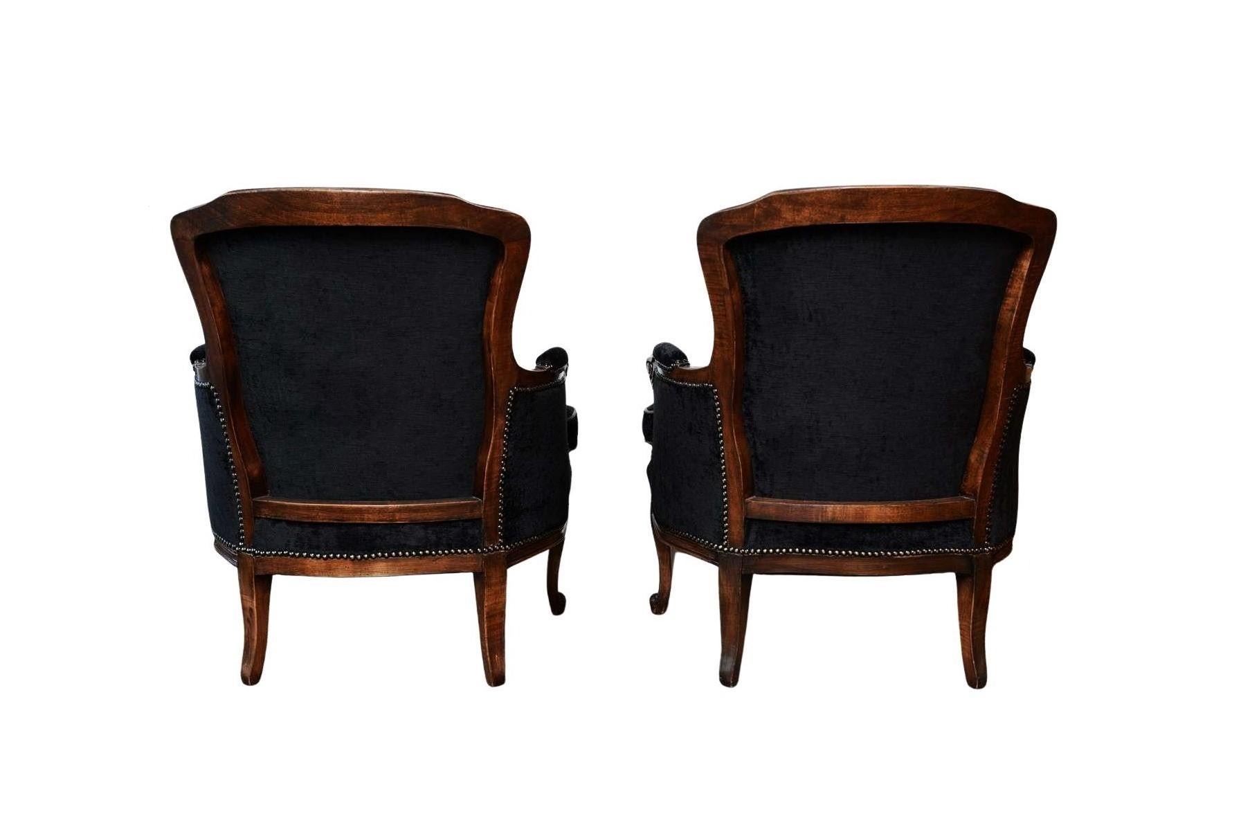 20ième siècle Paire d'anciennes chaises Bergere Louis XV tapissées en vente