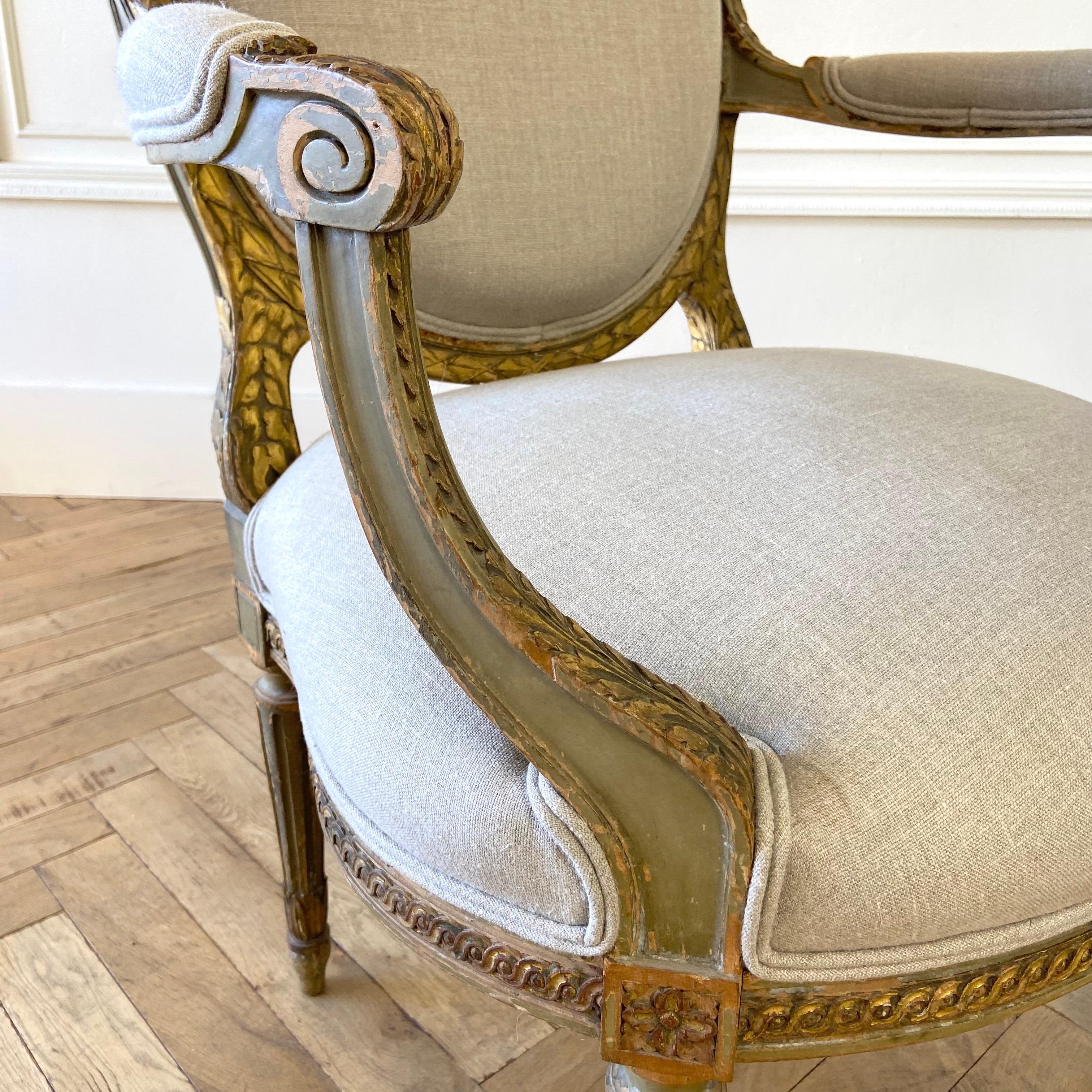 Antikes Paar französischer Sessel im Louis-XVI-Stil, Originalfarbe und vergoldetes Holz im Angebot 2