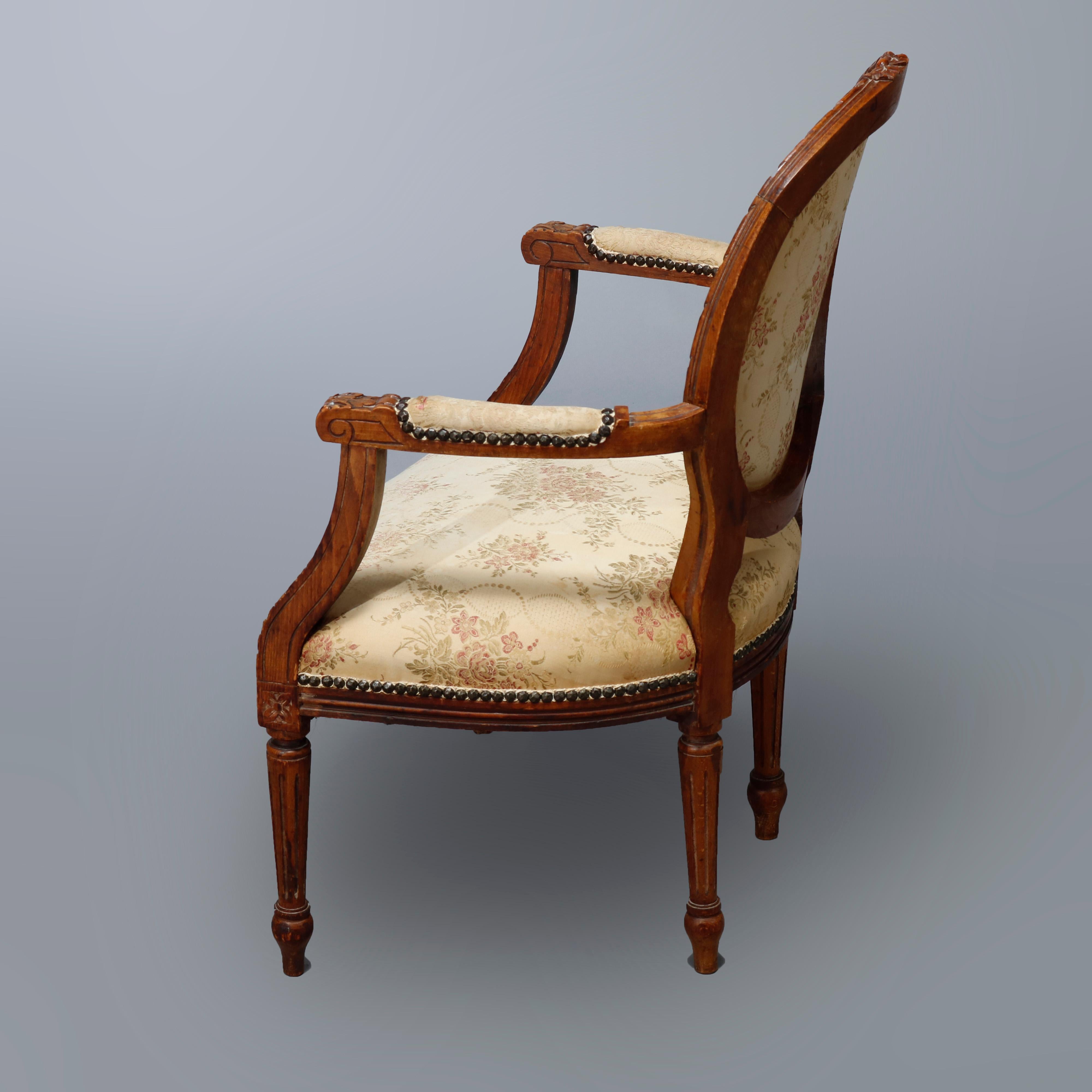 Antikes Paar französischer Fauteuil-Sessel aus Nussbaumholz im Louis-XVI-Stil, 19. Jahrhundert (Geschnitzt) im Angebot