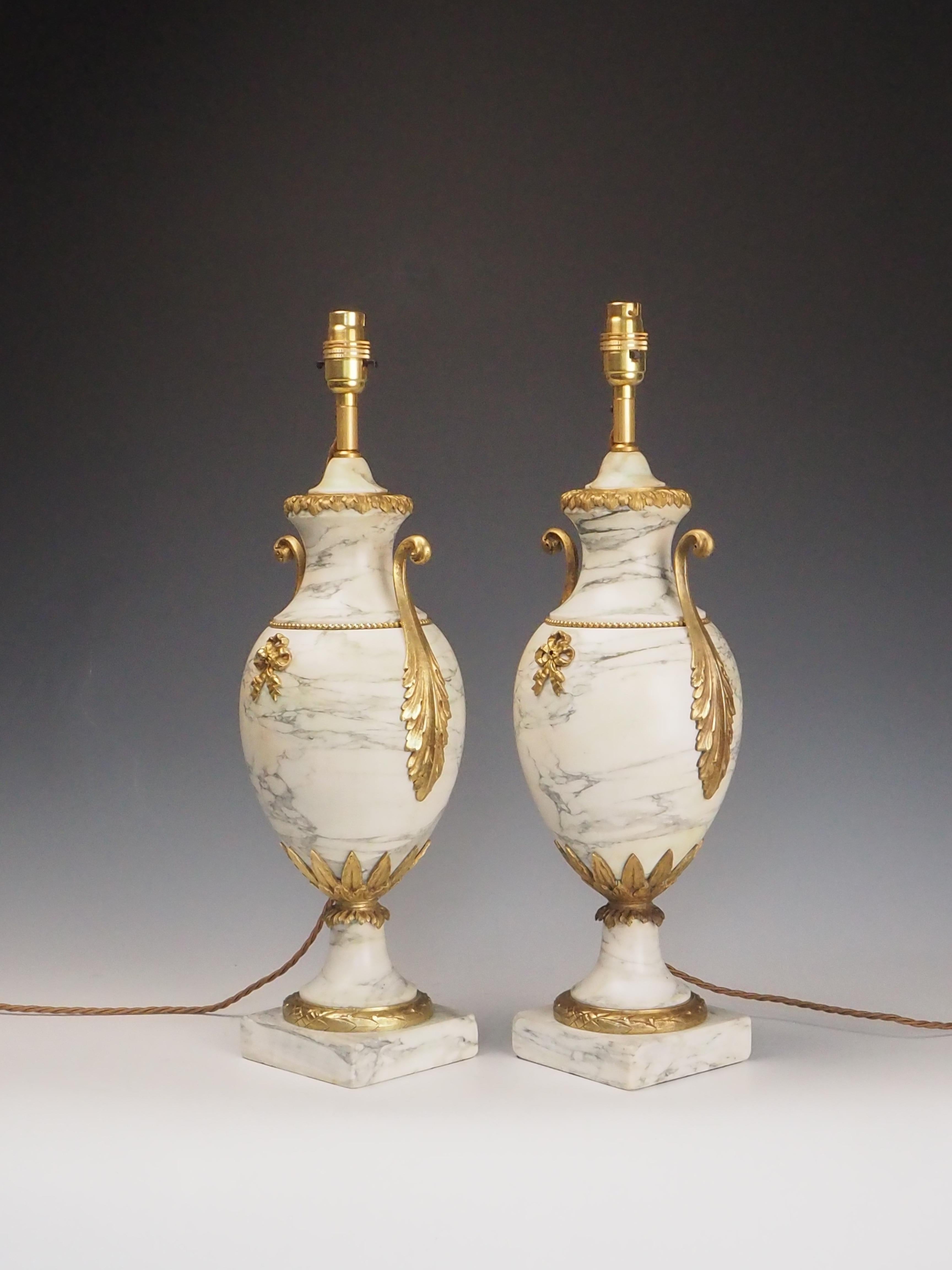 Antique Paire de lampes de table Cassolettes en marbre blanc de style Louis XVI français
Cette paire de cassolettes françaises anciennes de style Louis XVI, datant de la fin du XIXe siècle, a été transformée avec brio en élégantes lampes de table.