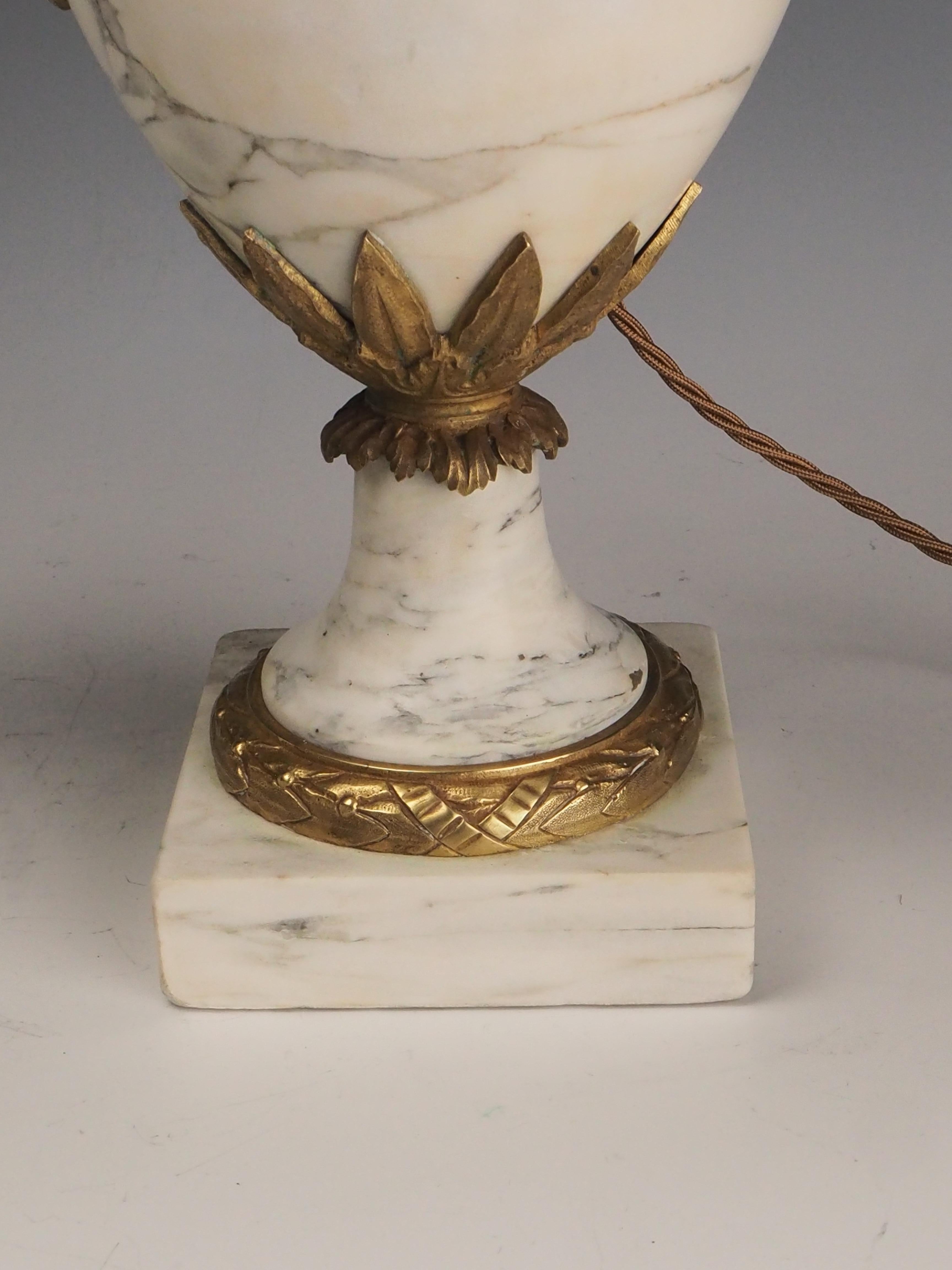 Antique Paire de lampes de table Cassolettes en marbre blanc de style Louis XVI français Bon état - En vente à Lincoln, GB