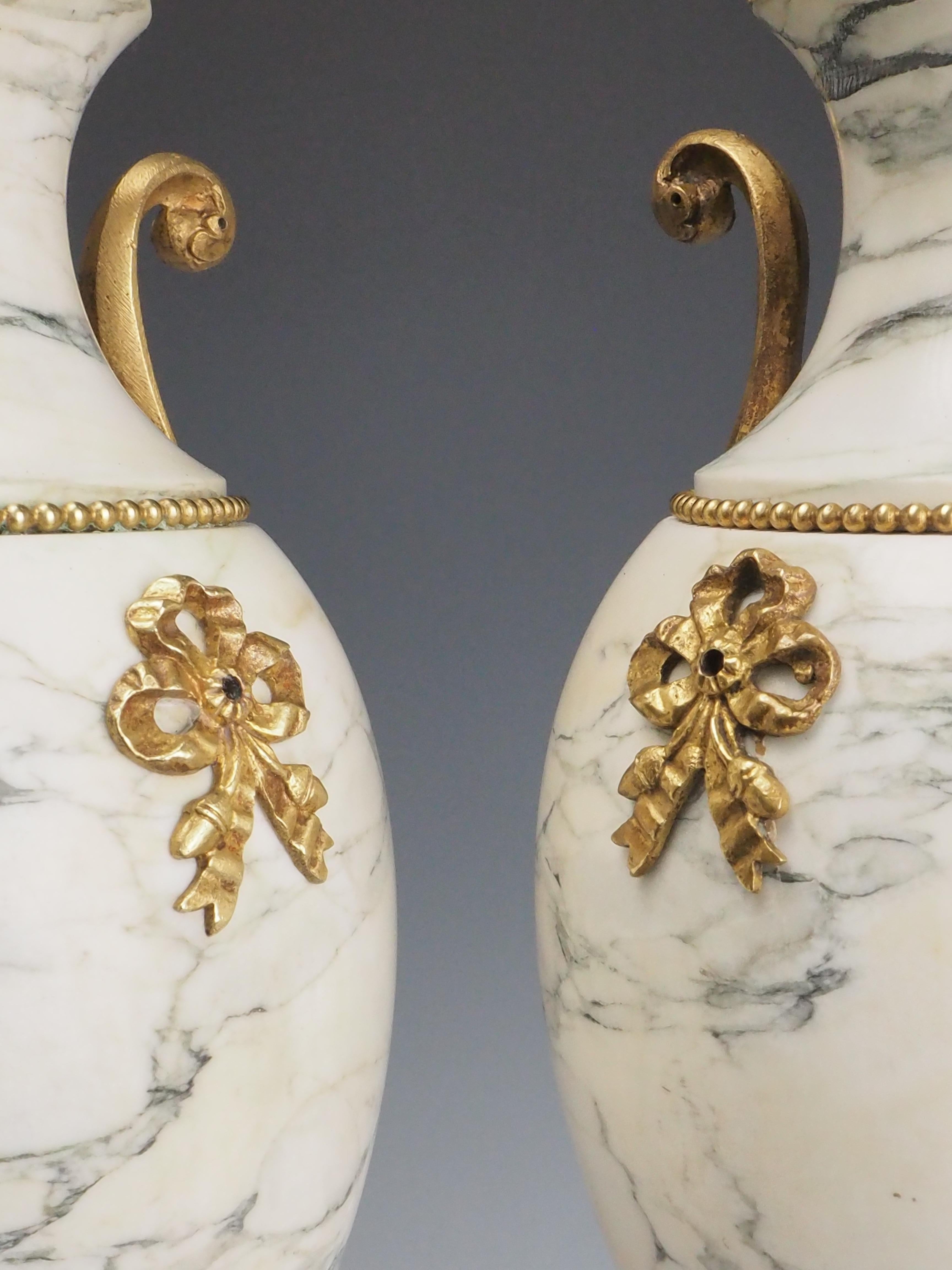 Antique Paire de lampes de table Cassolettes en marbre blanc de style Louis XVI français en vente 1