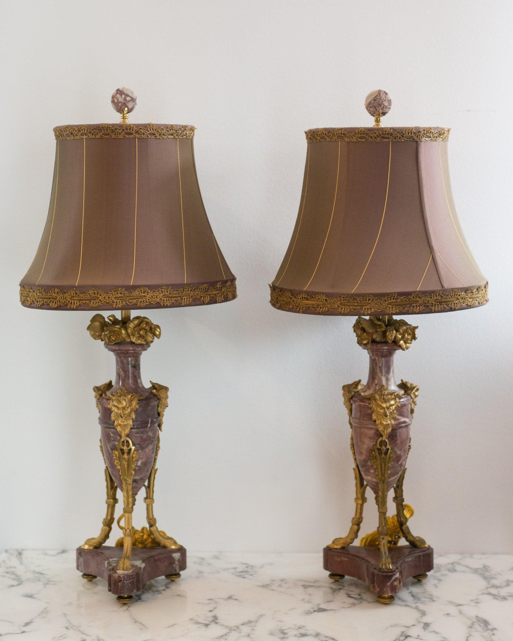 Français Paire de lampes anciennes françaises en marbre violet et bronze avec abat-jours en soie personnalisés en vente