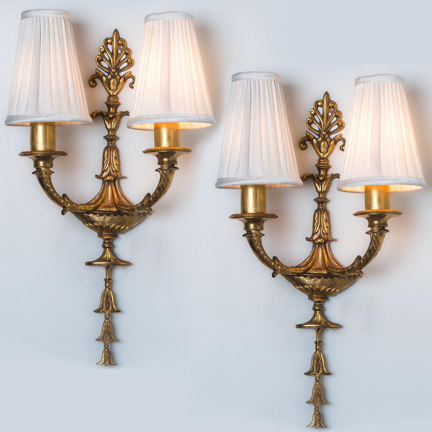 Antiguo par de apliques de pared Luis XVI franceses de bronce macizo, 1920 en venta 3