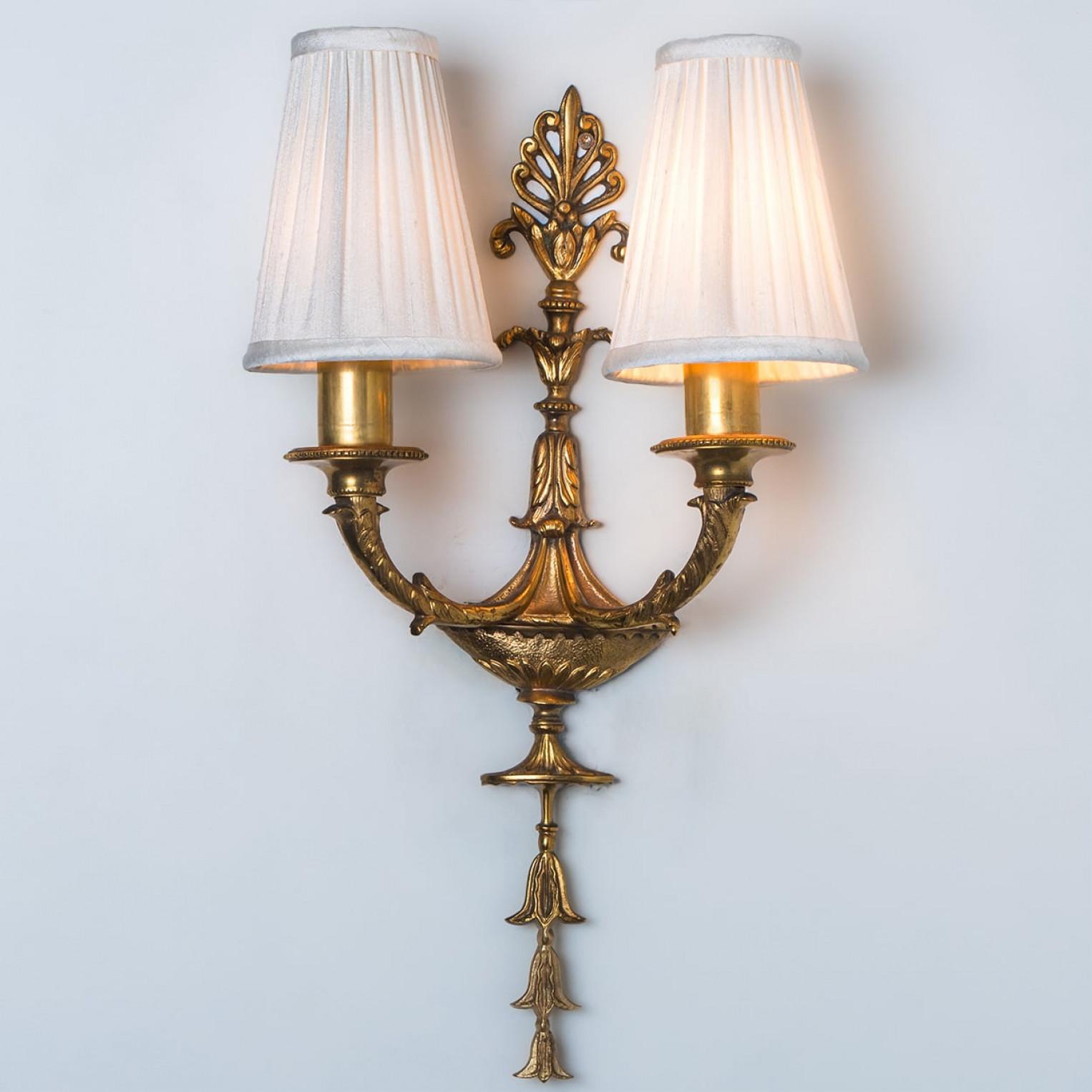 Antikes Paar französischer Wandleuchter aus massiver Bronze im Louis-XVI-Stil, 1920 im Angebot 4