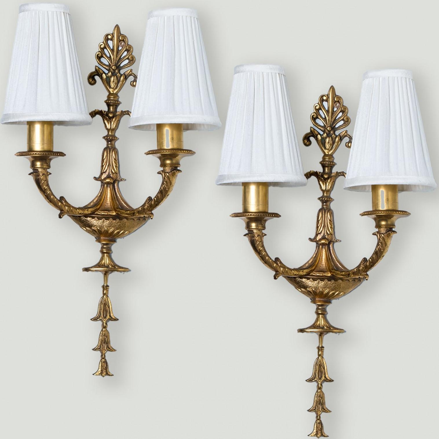 Ein außergewöhnliches antikes Paar französischer Wandleuchter aus Bronze im Louis-XVI-Stil. Die antiken Wandleuchter sind aus schwerer Gussbronze. Mit cremeweißem, seidengefärbtem Schirm zum Aufstecken.

Sie werden mit Strom und Fingerspitzengefühl