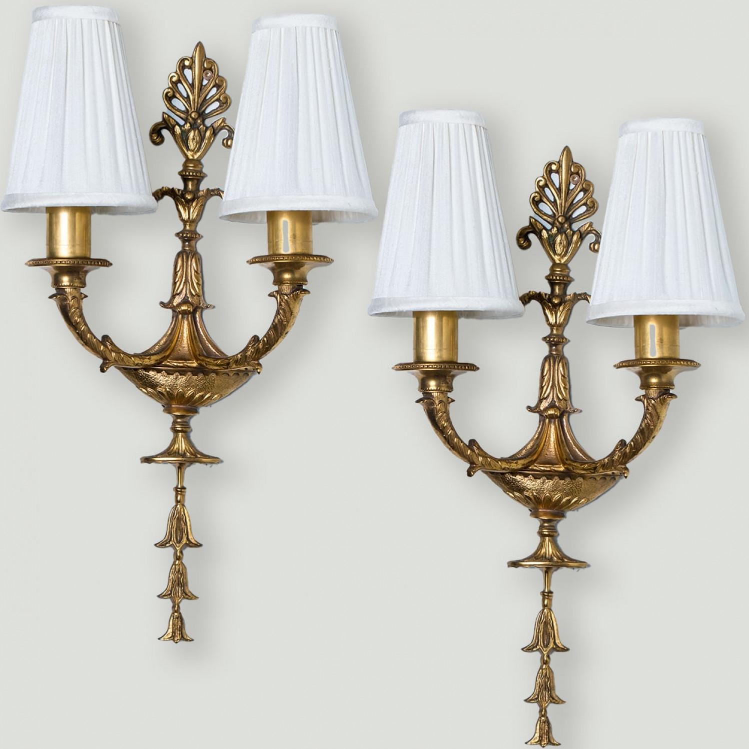 Excepcional pareja antigua de apliques de pared Luis XVI de bronce francés. Los apliques antiguos son de bronce fundido pesado. Con pantalla de clip de seda blanca.

Se instalan con electricidad con delicadeza. En muy buen estado. Se ofrece con