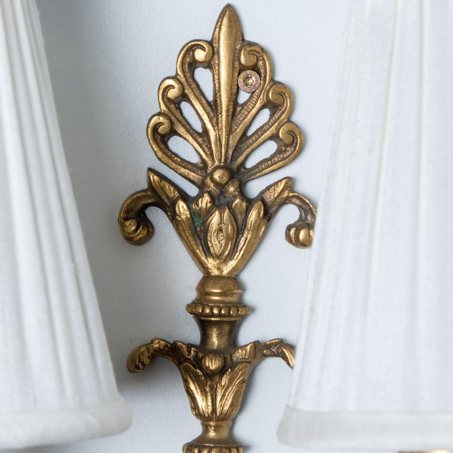 Antiguo par de apliques de pared Luis XVI franceses de bronce macizo, 1920 Francés en venta