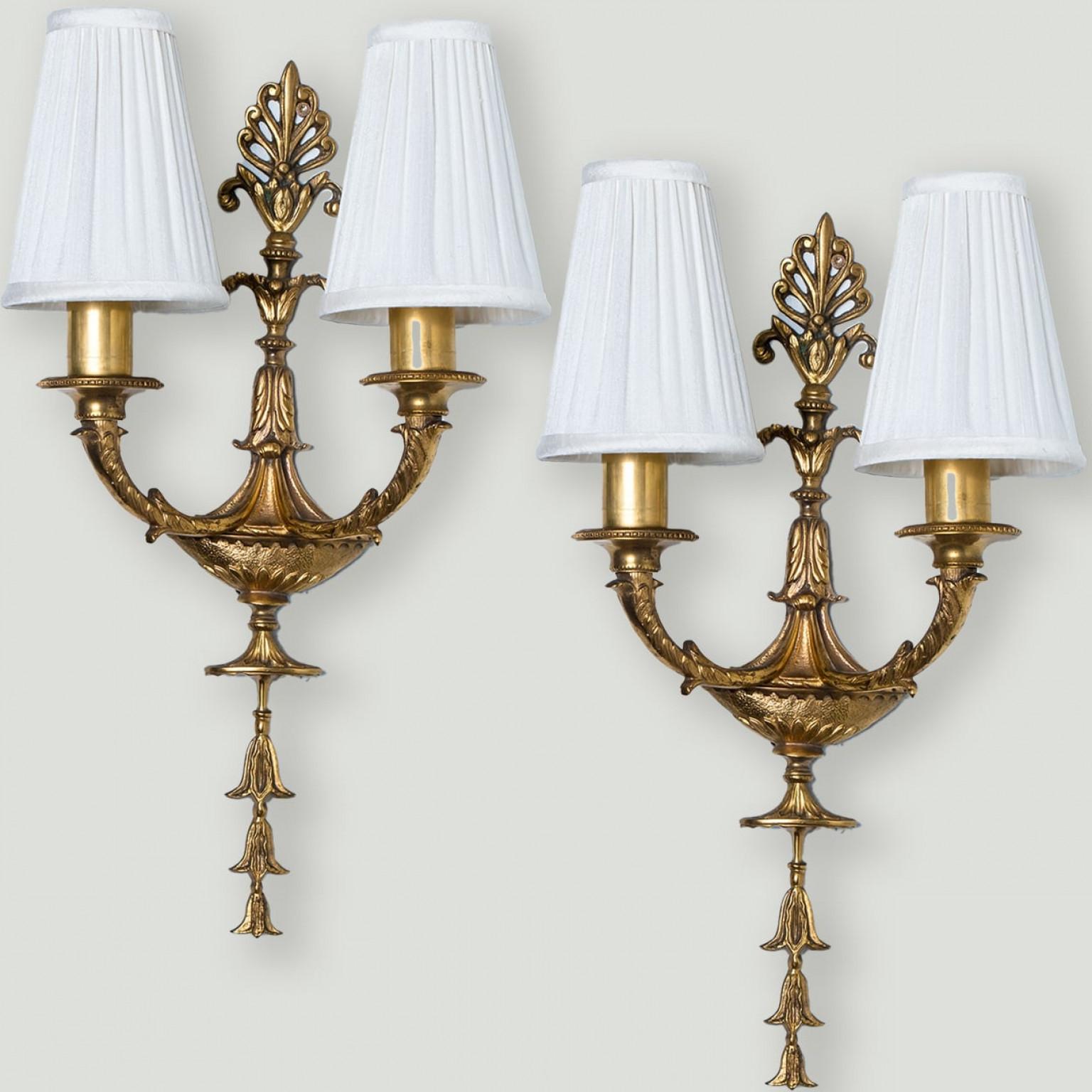 Antikes Paar französischer Wandleuchter aus massiver Bronze im Louis-XVI-Stil, 1920 (Französisch) im Angebot