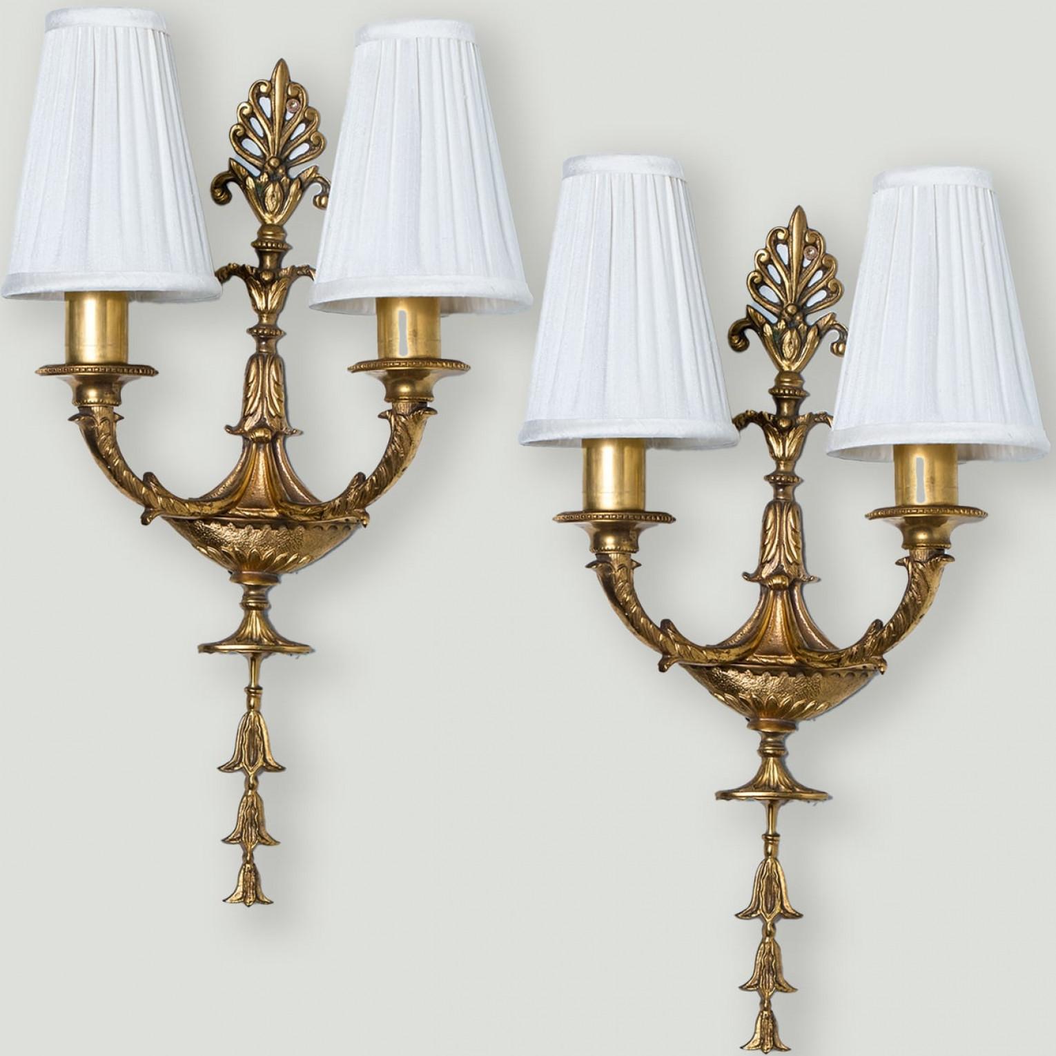 Antiguo par de apliques de pared Luis XVI franceses de bronce macizo, 1920 Otro en venta