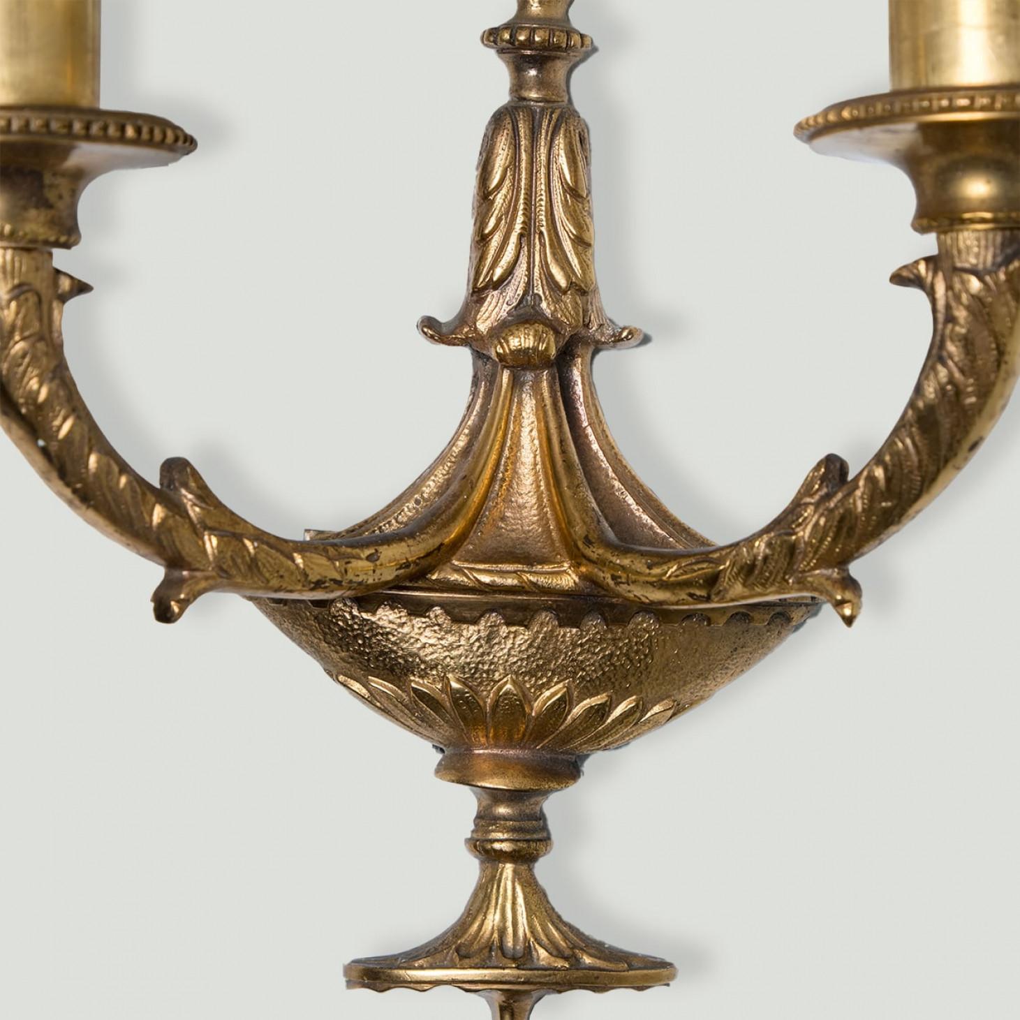 Antikes Paar französischer Wandleuchter aus massiver Bronze im Louis-XVI-Stil, 1920 (Sonstiges) im Angebot