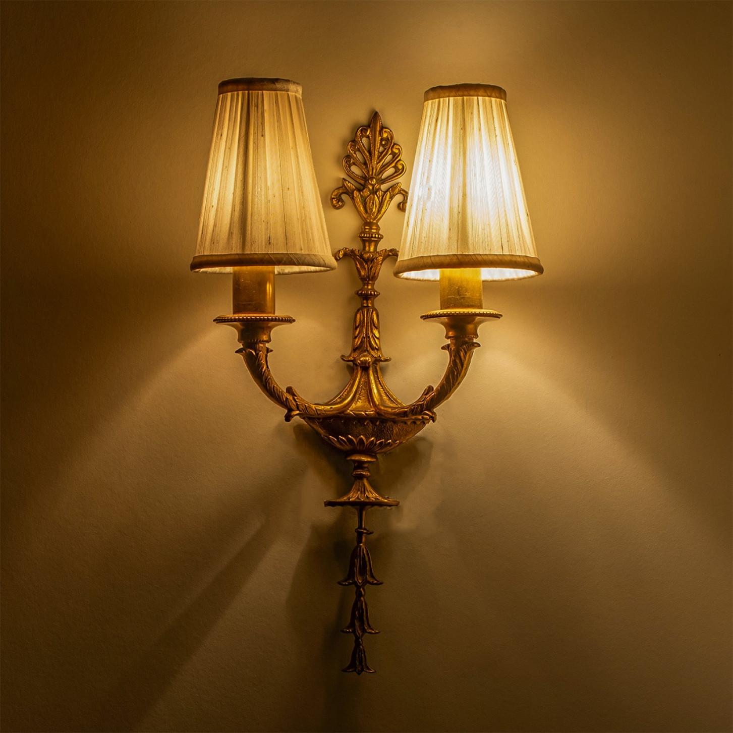 Antikes Paar französischer Wandleuchter aus massiver Bronze im Louis-XVI-Stil, 1920 im Angebot 1