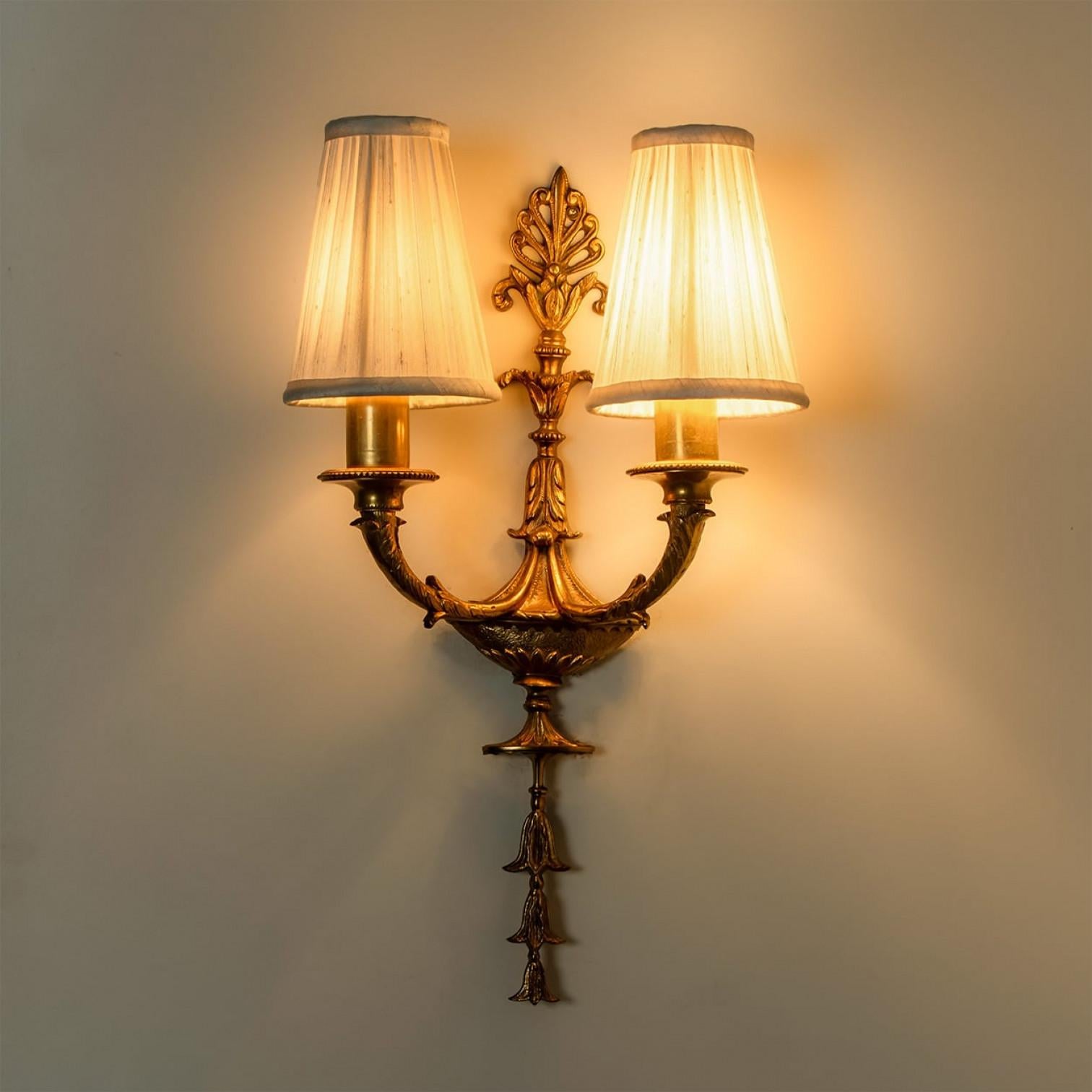Antikes Paar französischer Wandleuchter aus massiver Bronze im Louis-XVI-Stil, 1920 im Angebot 2