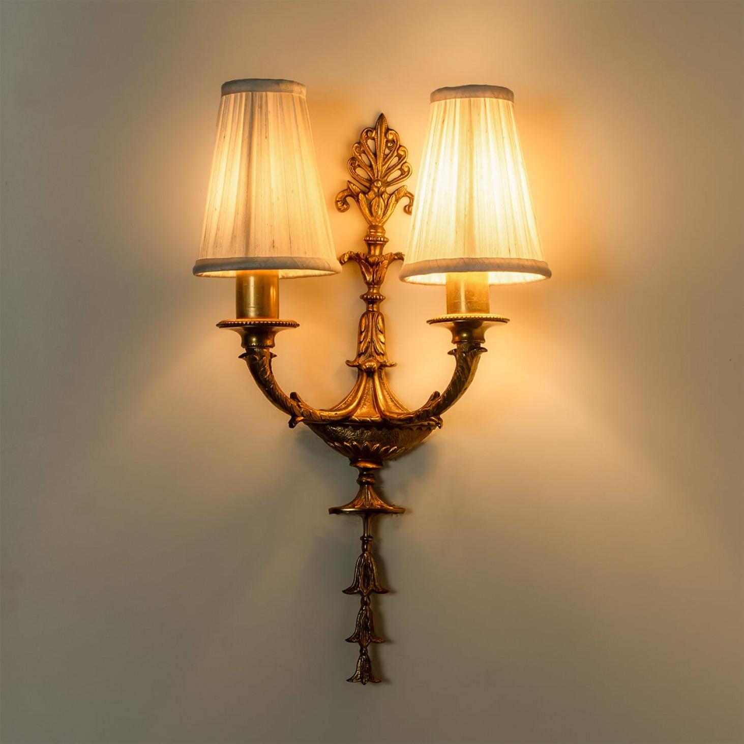 Antiguo par de apliques de pared Luis XVI franceses de bronce macizo, 1920 en venta 2