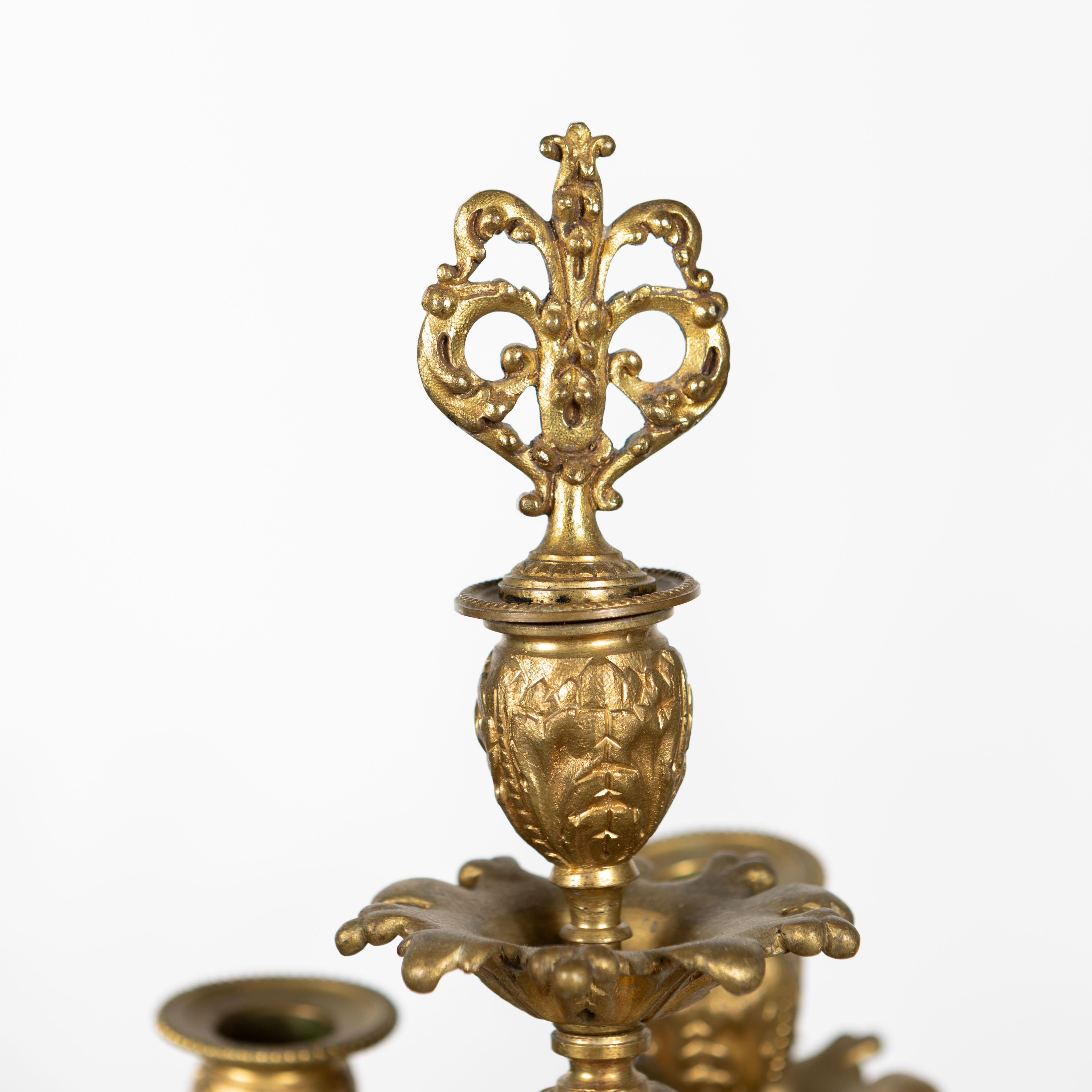 XIX secolo Coppia di candelabri francesi Napoleone III in bronzo dorato Ca. 1870 in vendita