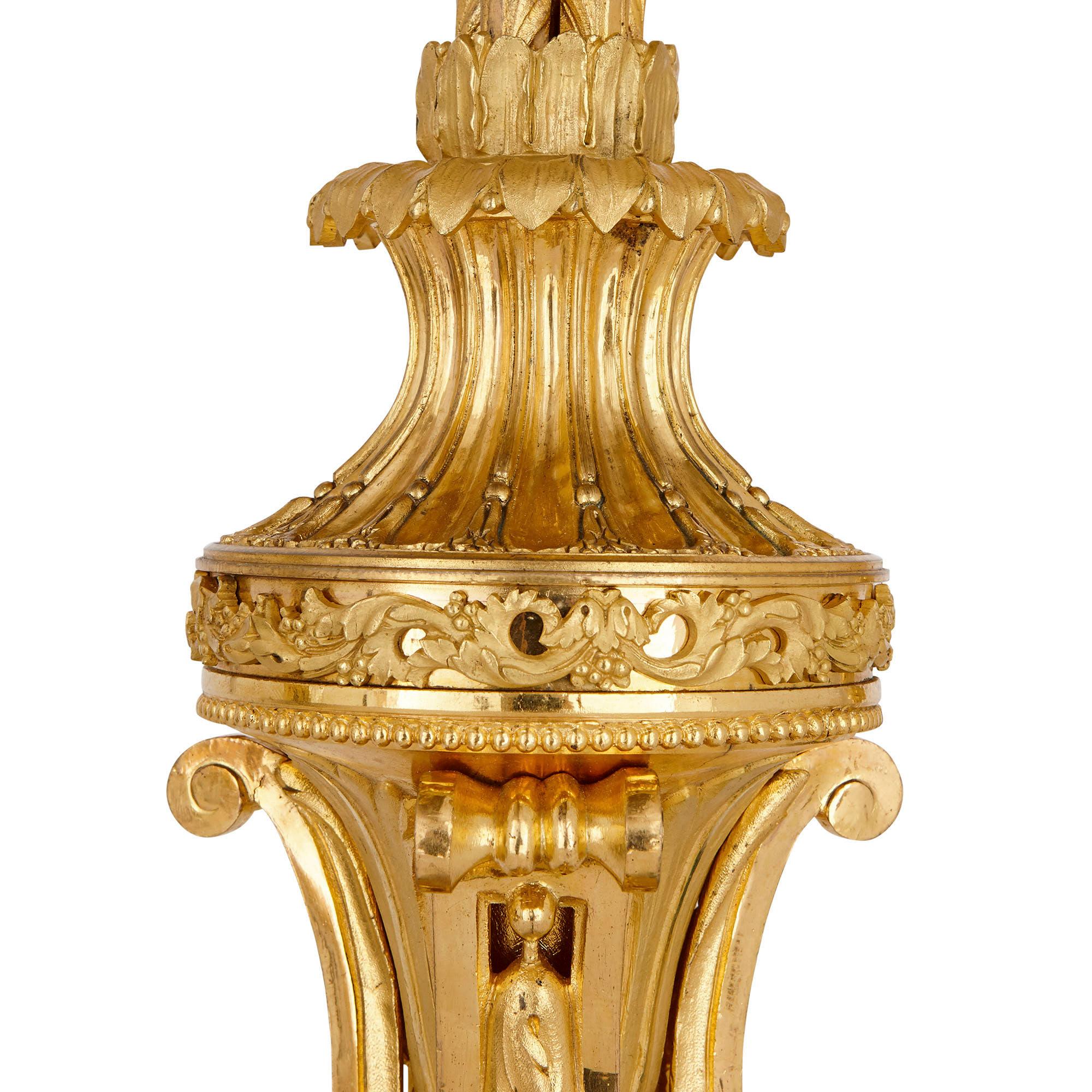 Antikes Paar französischer Kandelaber im neoklassischen Stil aus vergoldeter Bronze und Malachit (Französisch) im Angebot