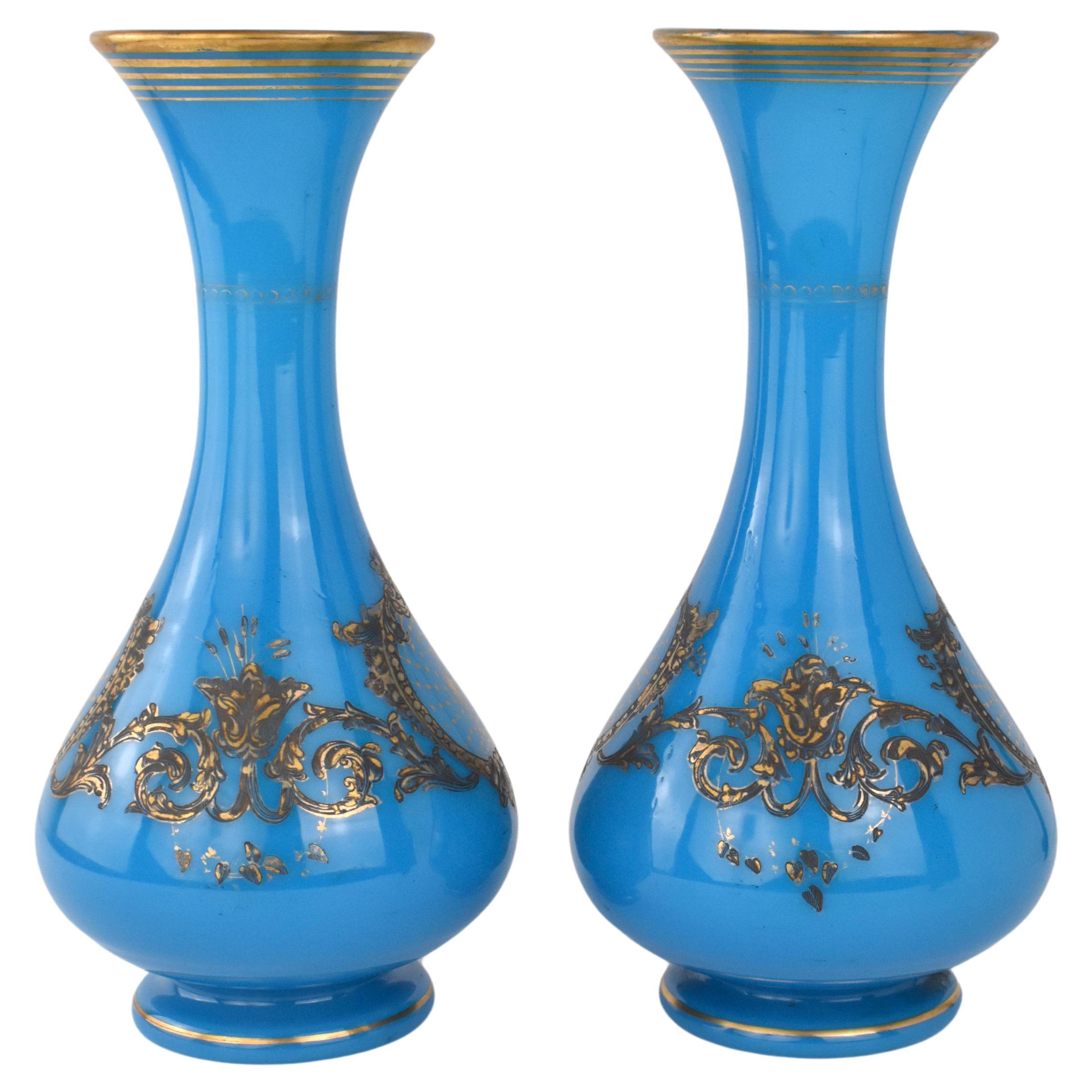 Ensemble de vases assortis en verre opalin de Baccarat de la meilleure qualité 

verre opalin bicolore, couche interne blanc laiteux et couche externe bleue

Bleu opalin avec décoration en émail doré peinte à la main autour du corps et rehauts de