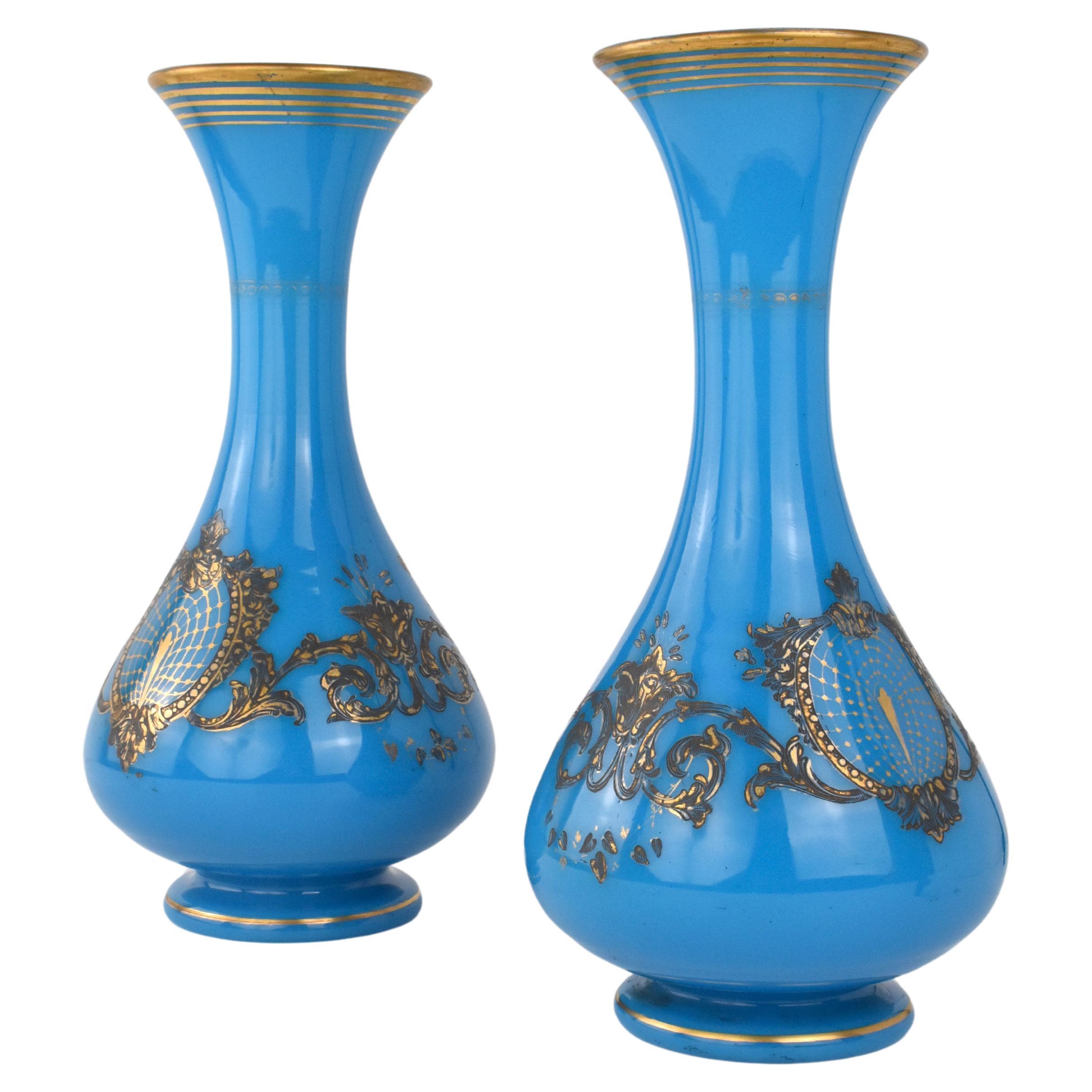 Napoléon III Paire de vases anciens en verre émaillé French Opaline Baccarat, 19e siècle en vente