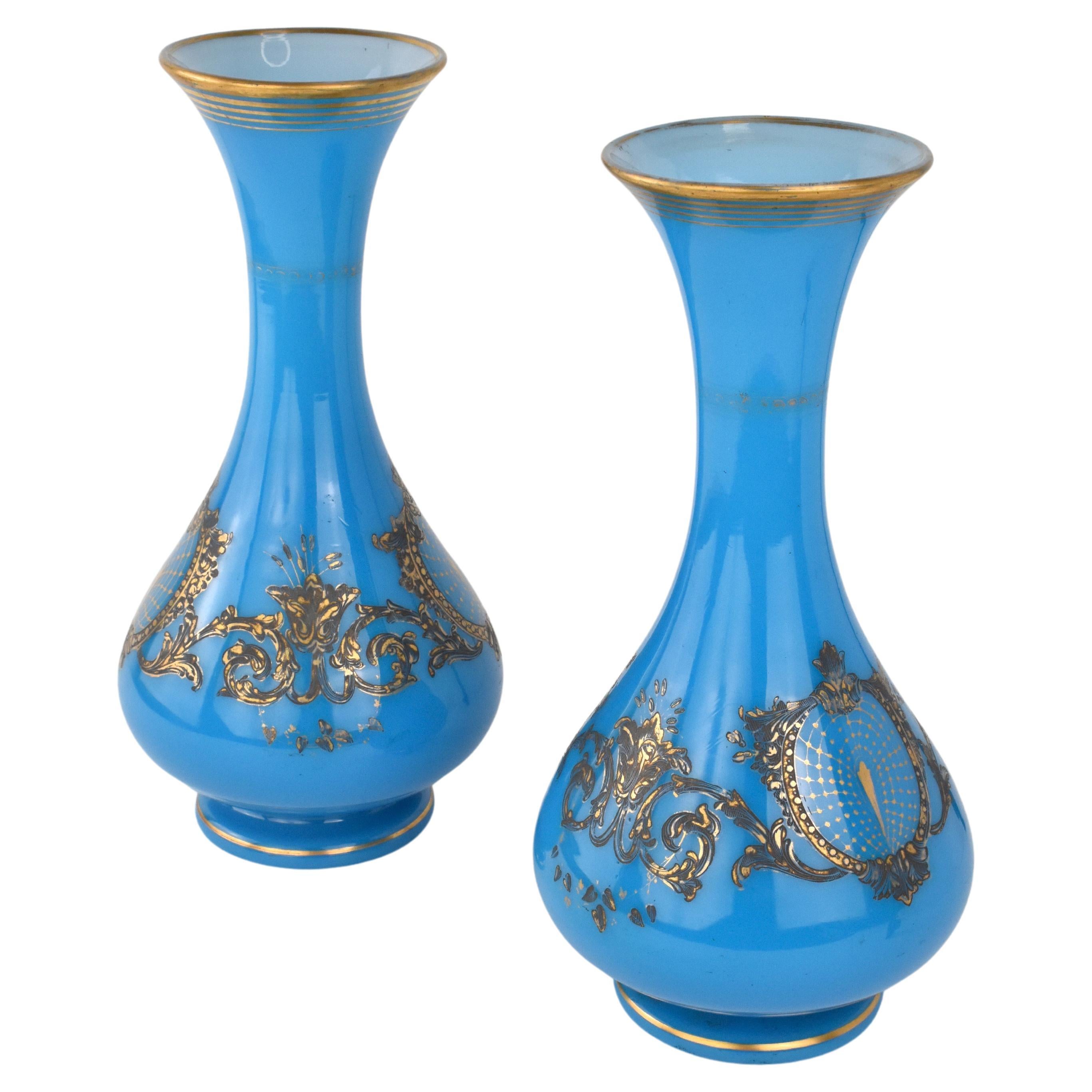 Émaillé Paire de vases anciens en verre émaillé French Opaline Baccarat, 19e siècle en vente