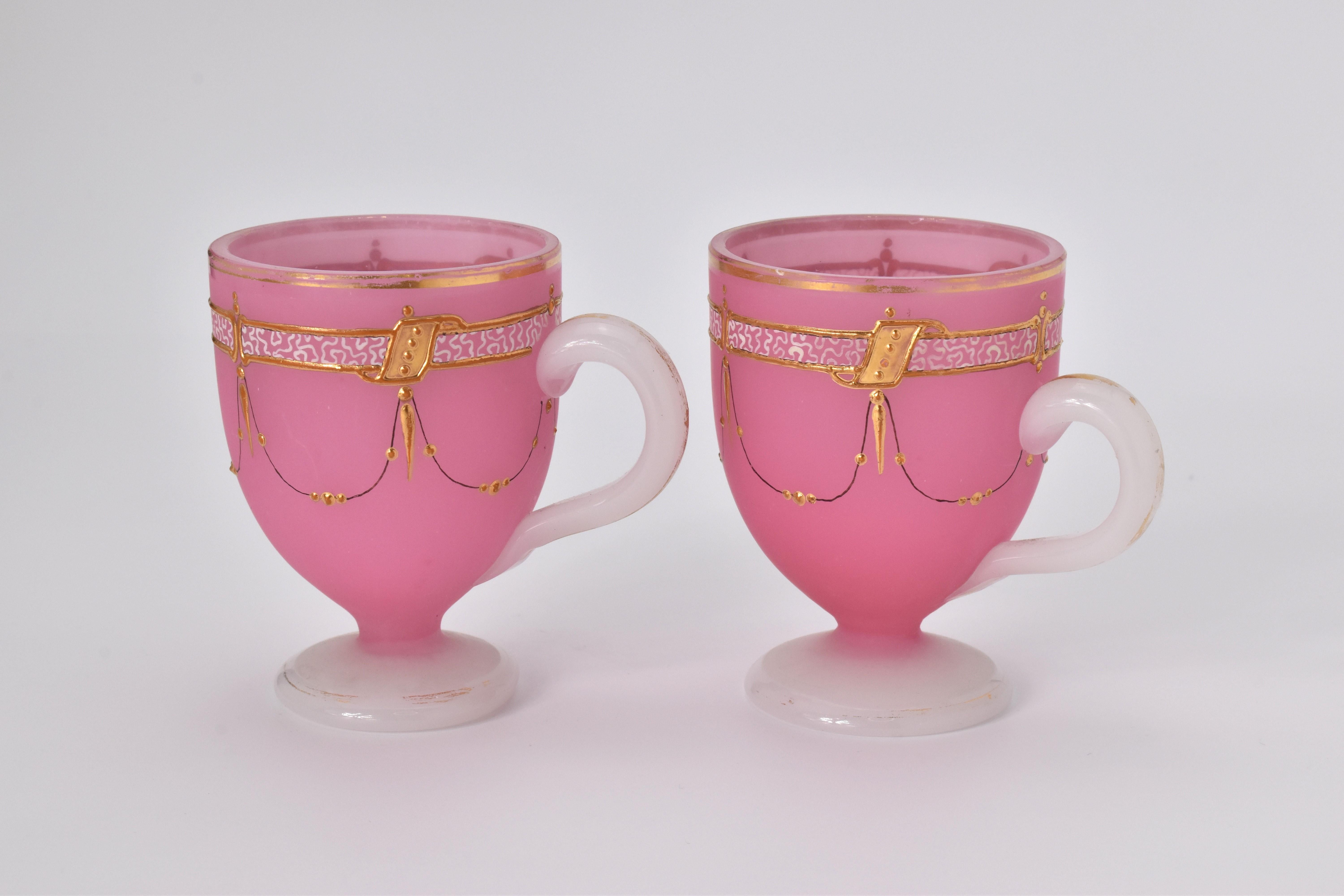 Elegant set of two tea cups in Rose and white Opaline glass

two-tone opaline glass, rose pink body and milky white base and handle, the circular body is finely decorated all around with gold enamel and gilding highlights


France, 1880