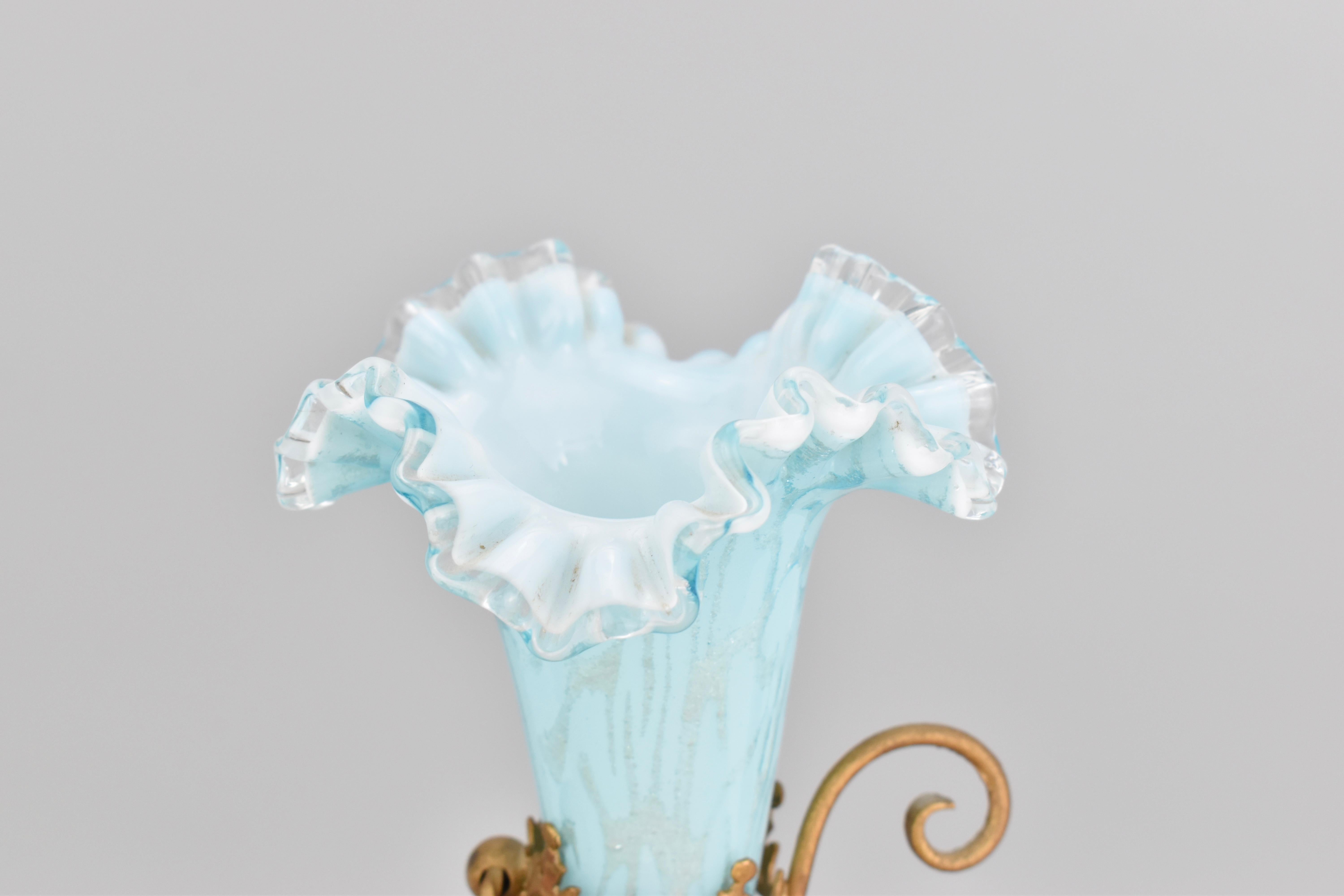 Coppia di vasi Epergne in vetro opalino francese con bronzo, XIX secolo in vendita 4