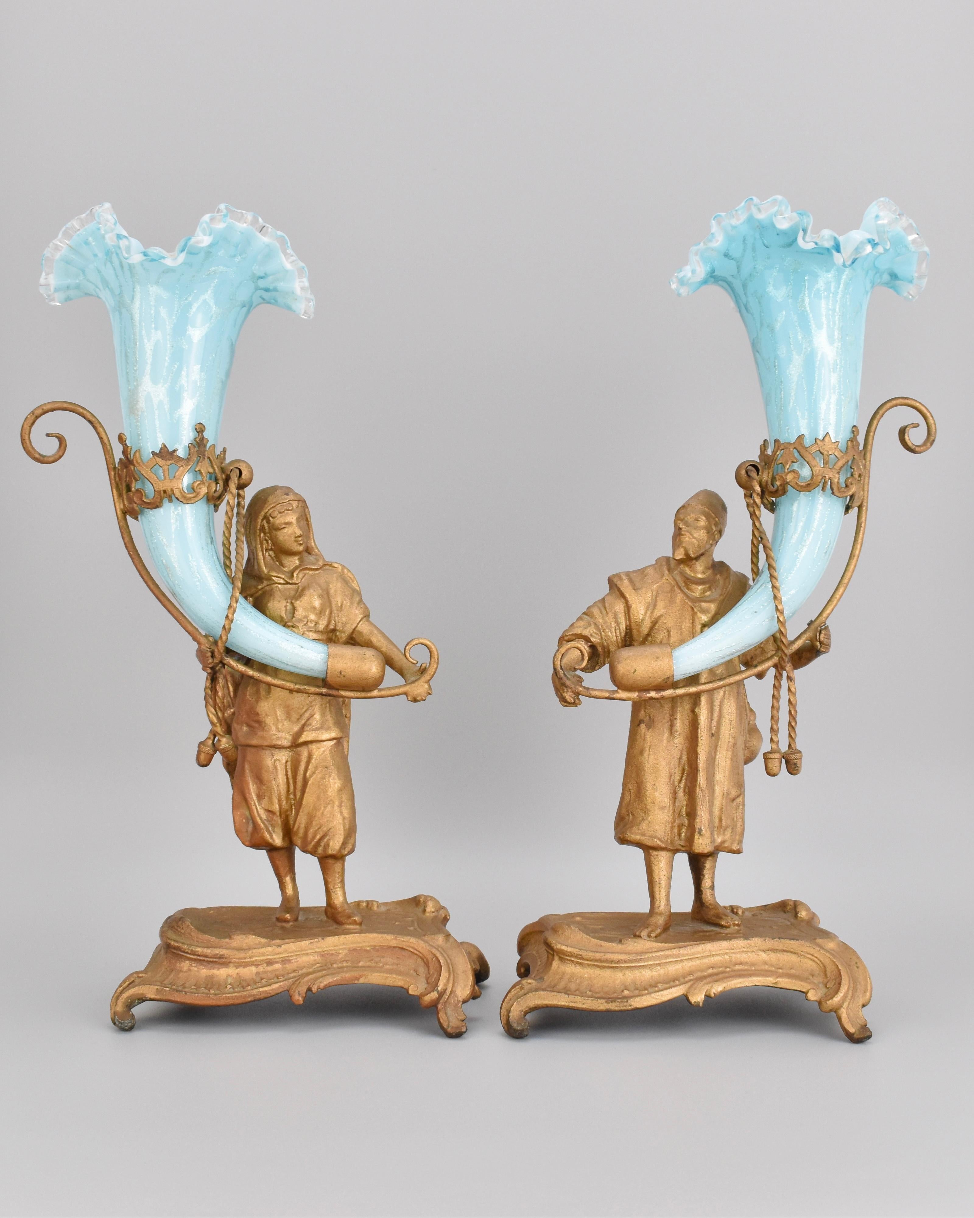 Coppia di vasi a forma di Horn in vetro opalino blu con supporti in metallo dorato - Francia, metà del XIX secolo (periodo Napoleone III)

Questa eccezionale coppia di vasi epergne a forma di corno del periodo di Napoleone III è realizzata in vetro