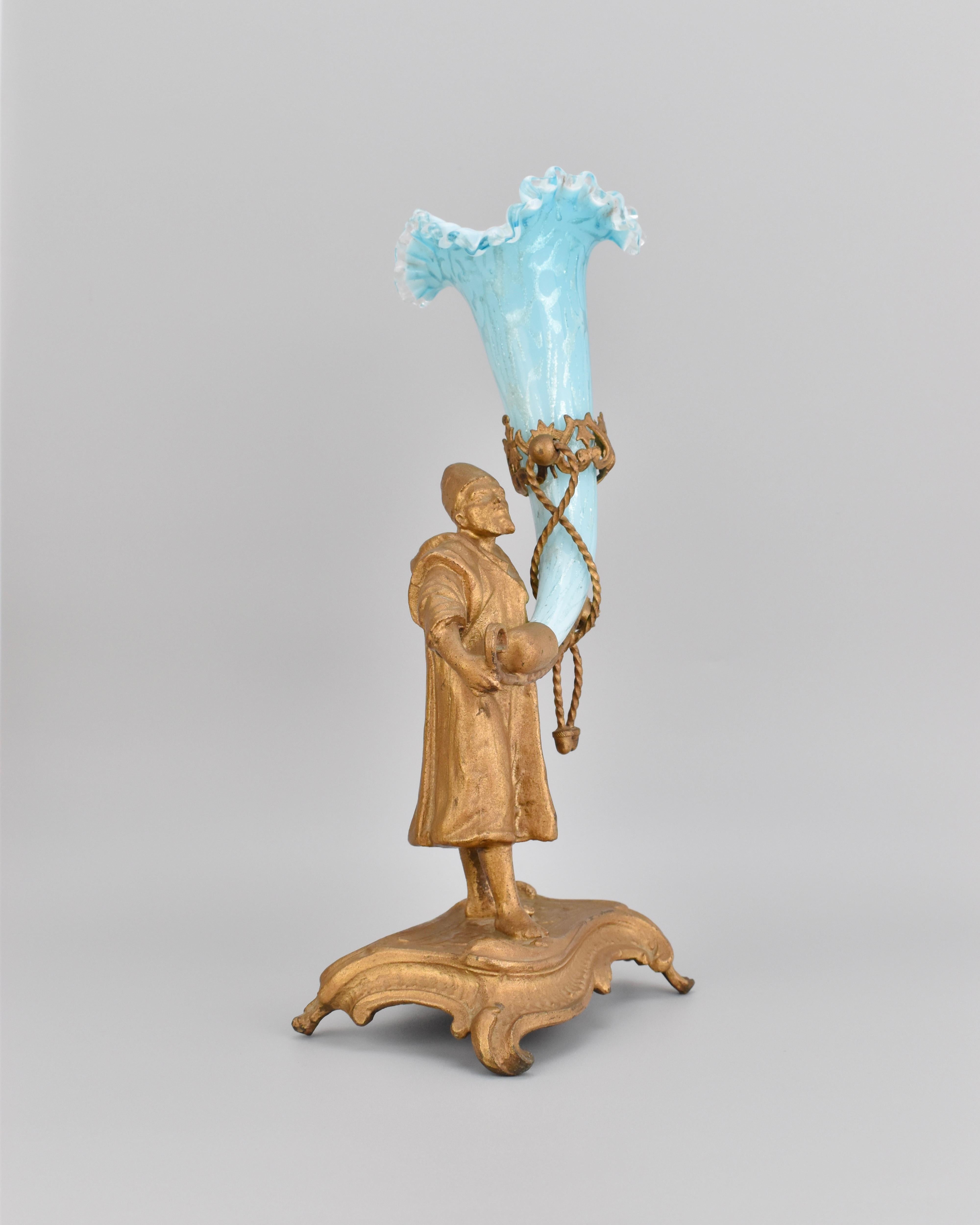 Napoleone III Coppia di vasi Epergne in vetro opalino francese con bronzo, XIX secolo in vendita